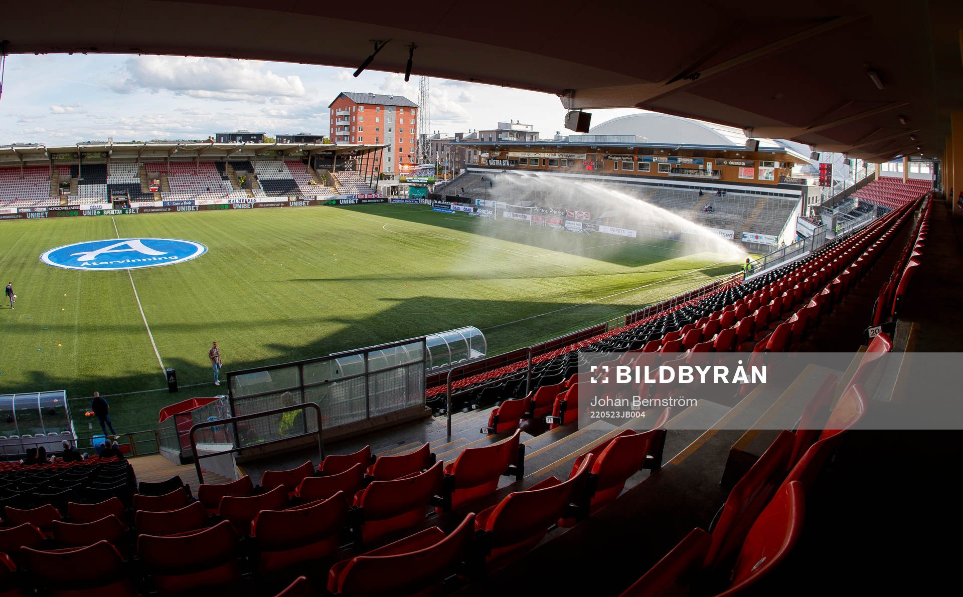 Konstgräset på Behrn Arena vattnas