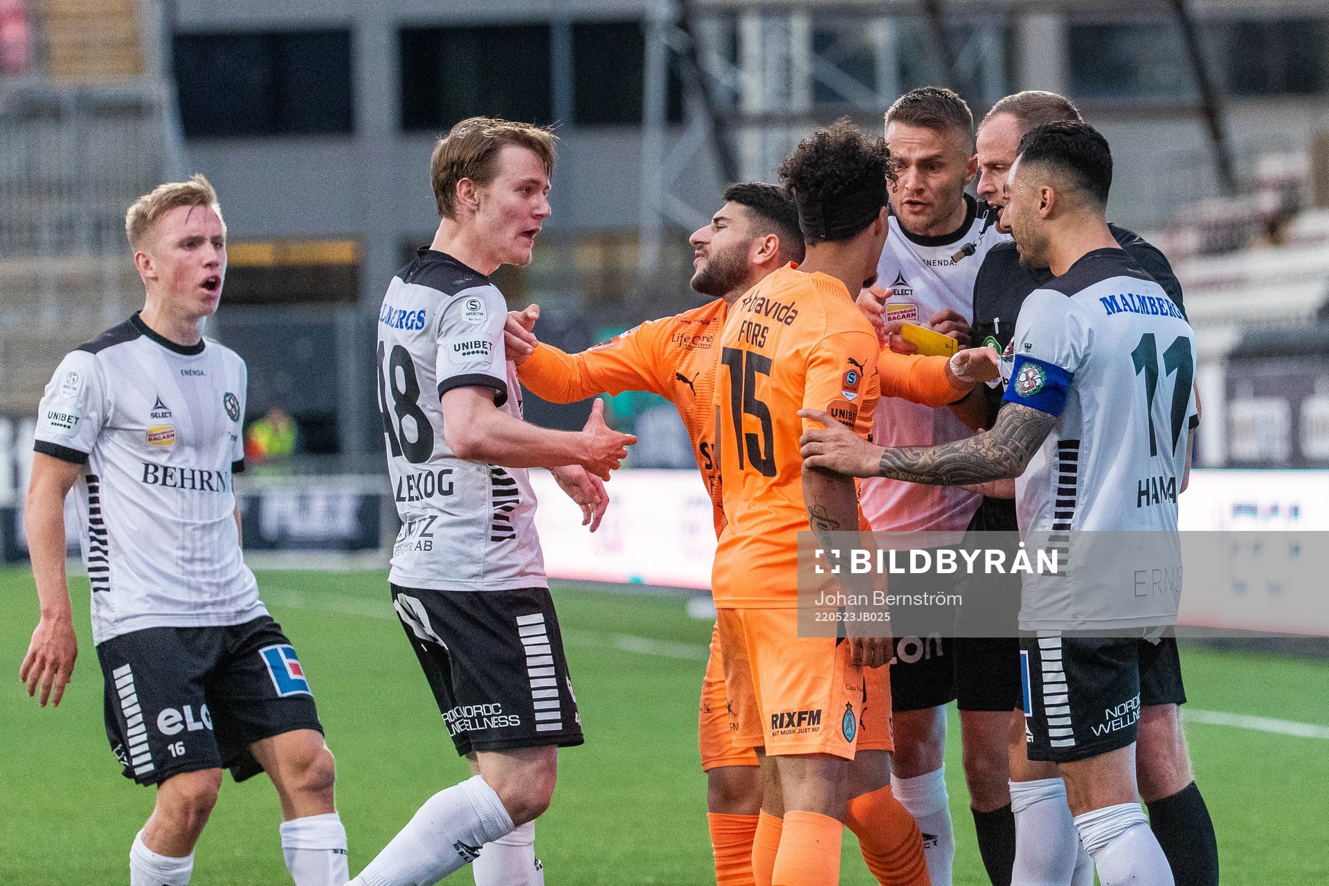 Irriterat mellan Örebros Noel Milleskog och AFC Eskilstunas Viktor Fors under fotbollsmatchen i Superettan mellan Örebro och AFC Eskilstuna den 23 maj 2022 i Örebro.