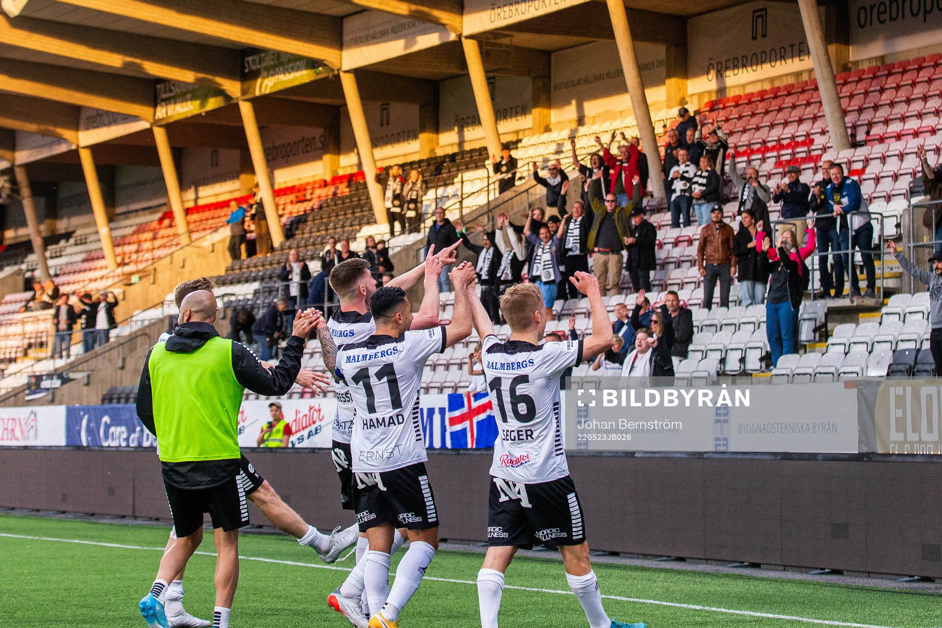 Örebros Jiloan Hamad och David Seger jublar
