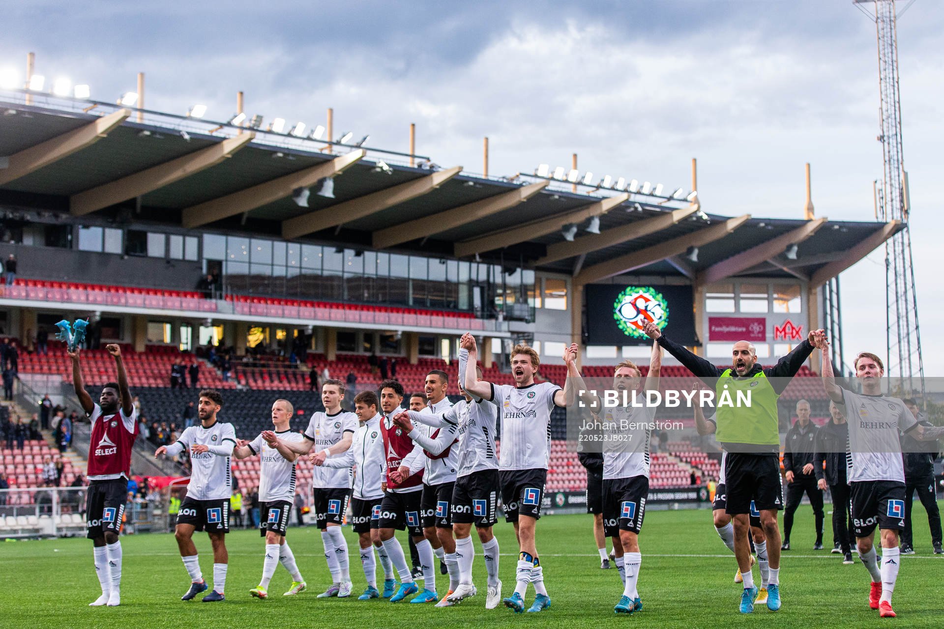 Örebros spelare jublar efter fotbollsmatchen i Superettan mellan Örebro och AFC Eskilstuna den 23 maj 2022 i Örebro. 
