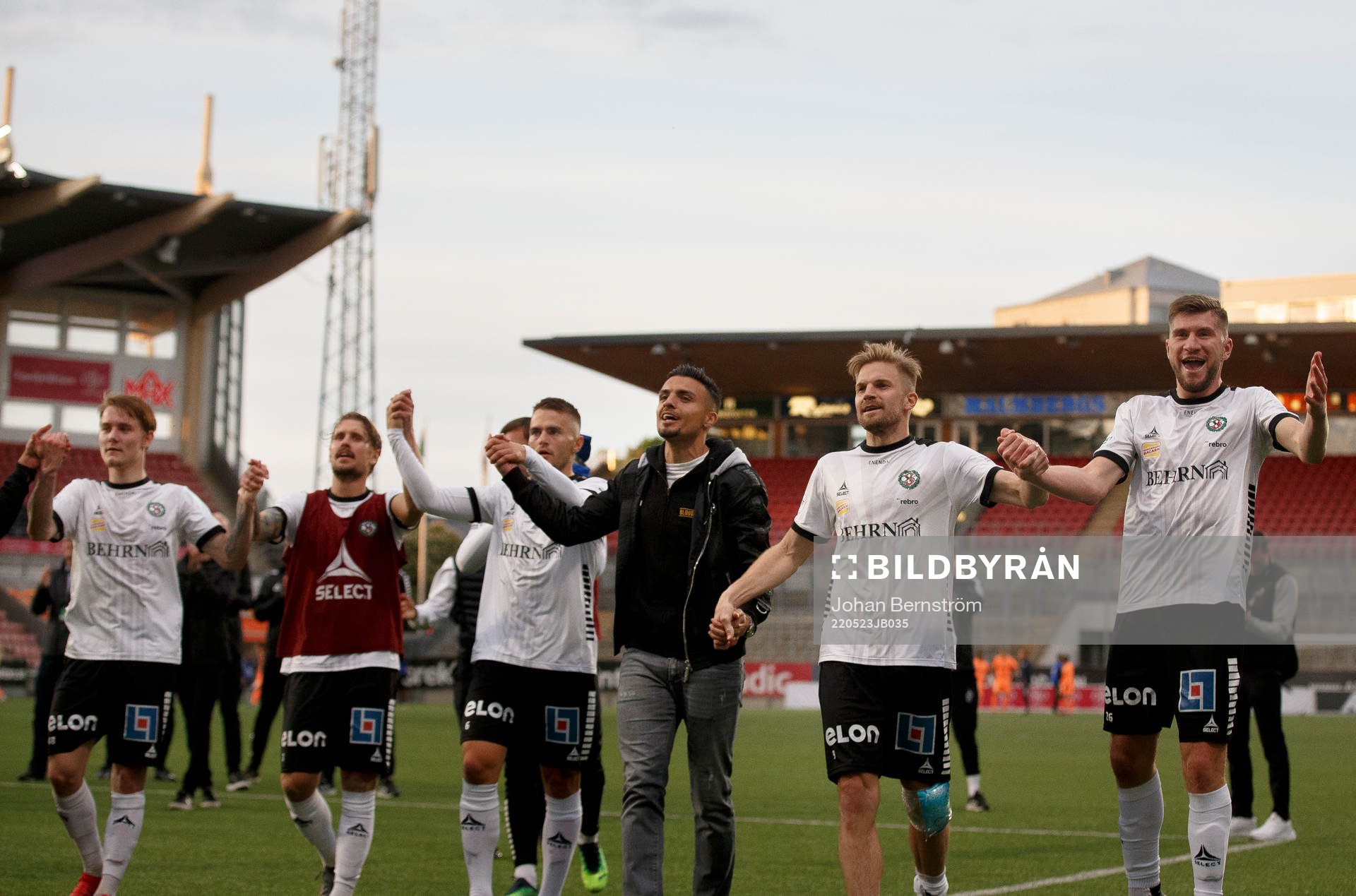 Örebros Ahmed Yasin, Erik Björndahl och Axel Andersson jublar efter fotbollsmatchen i Superettan mellan Örebro och AFC Eskilstuna den 23 maj 2022 i Örebro.