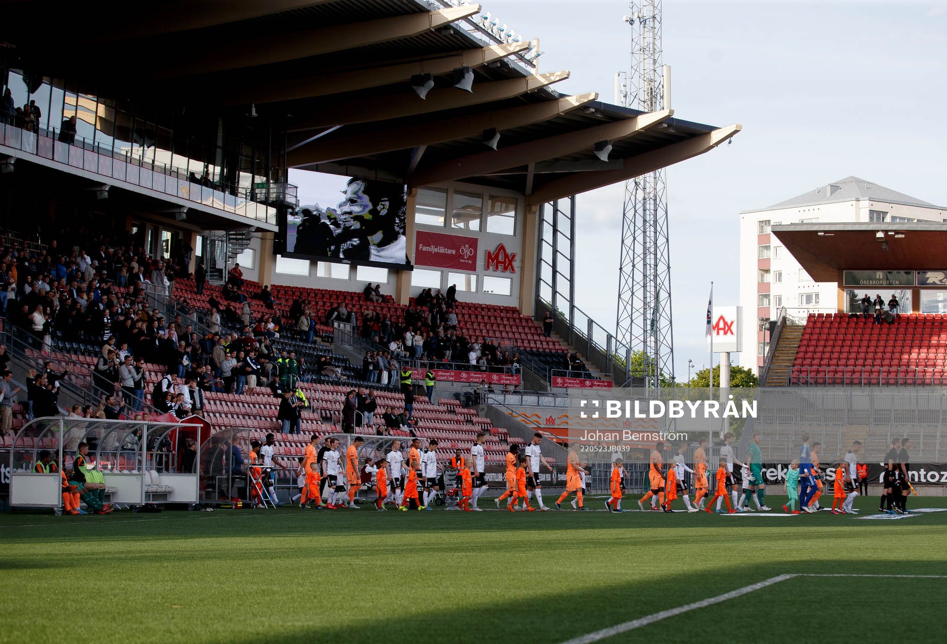 Spelarna på väg ut till matchen