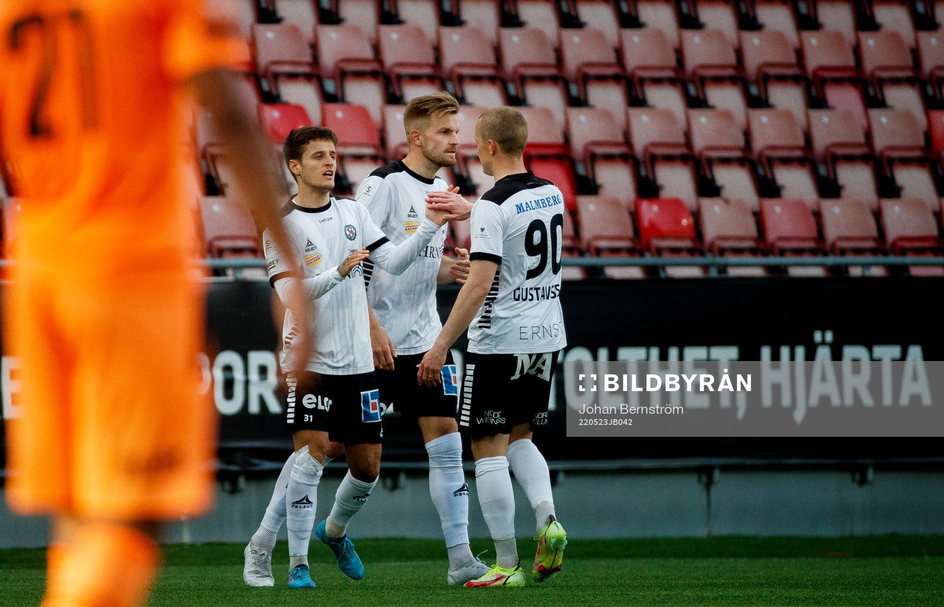 Örebros Vincent Thill jublar med Erik Björndahl och Daniel Gustavsson efter 1-0 målet under fotbollsmatchen i Superettan mellan Örebro och AFC Eskilstuna den 23 maj 2022 i Örebro.
