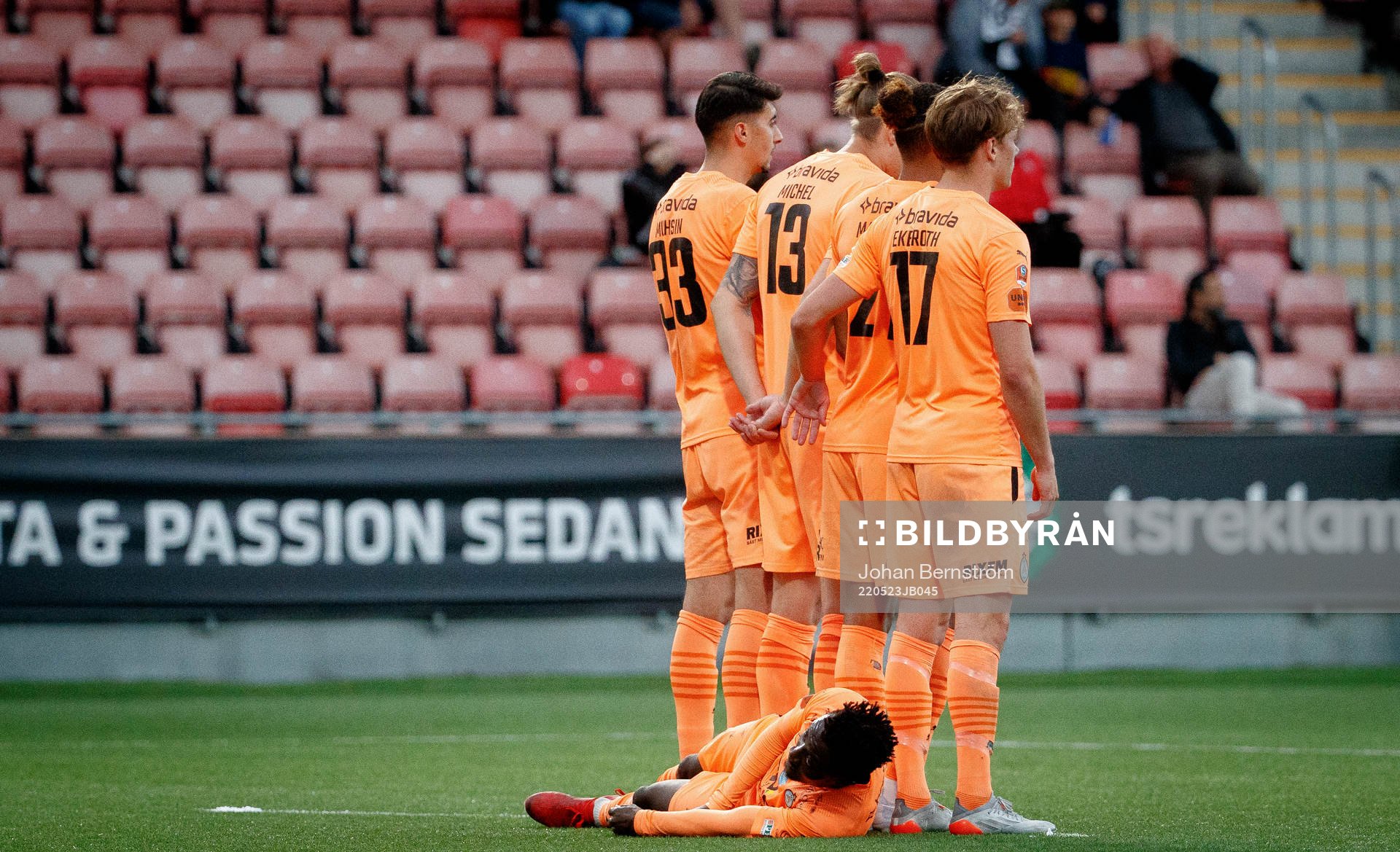 AFC Eskilstunas York Rafael ligger bakom muren