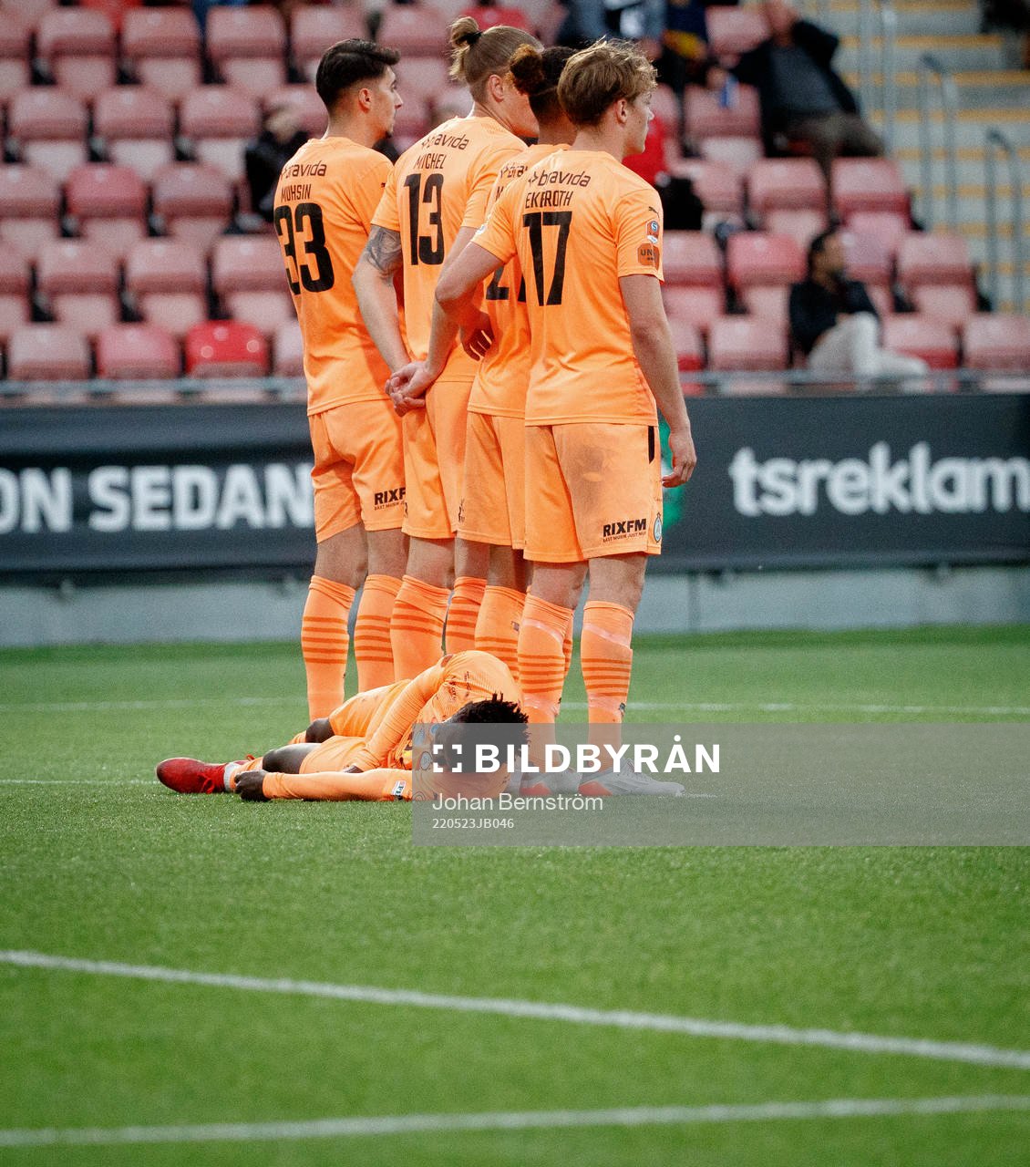 AFC Eskilstunas York Rafael ligger bakom muren