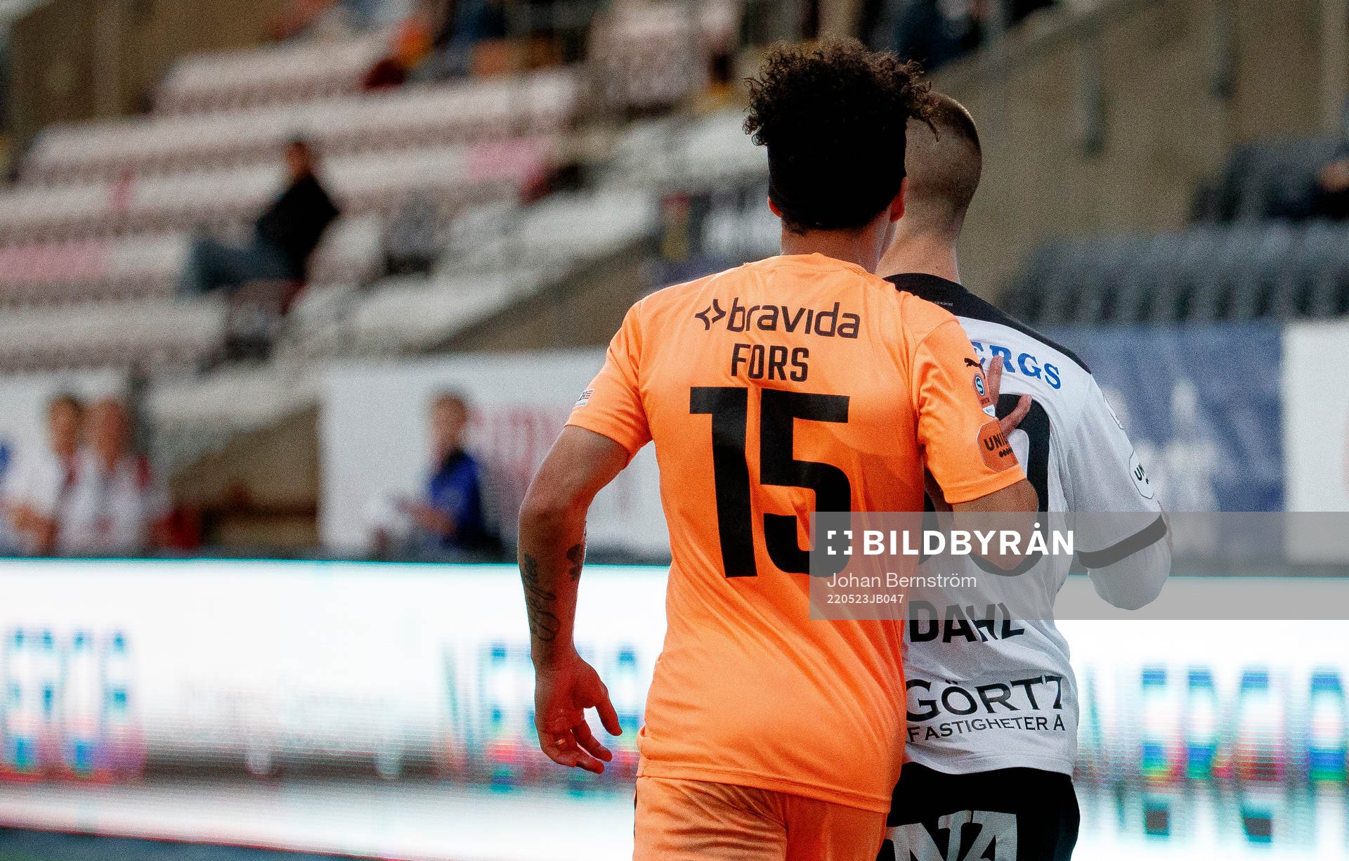 Örebros Samuel Dahl blir knuffad i ryggen av AFC