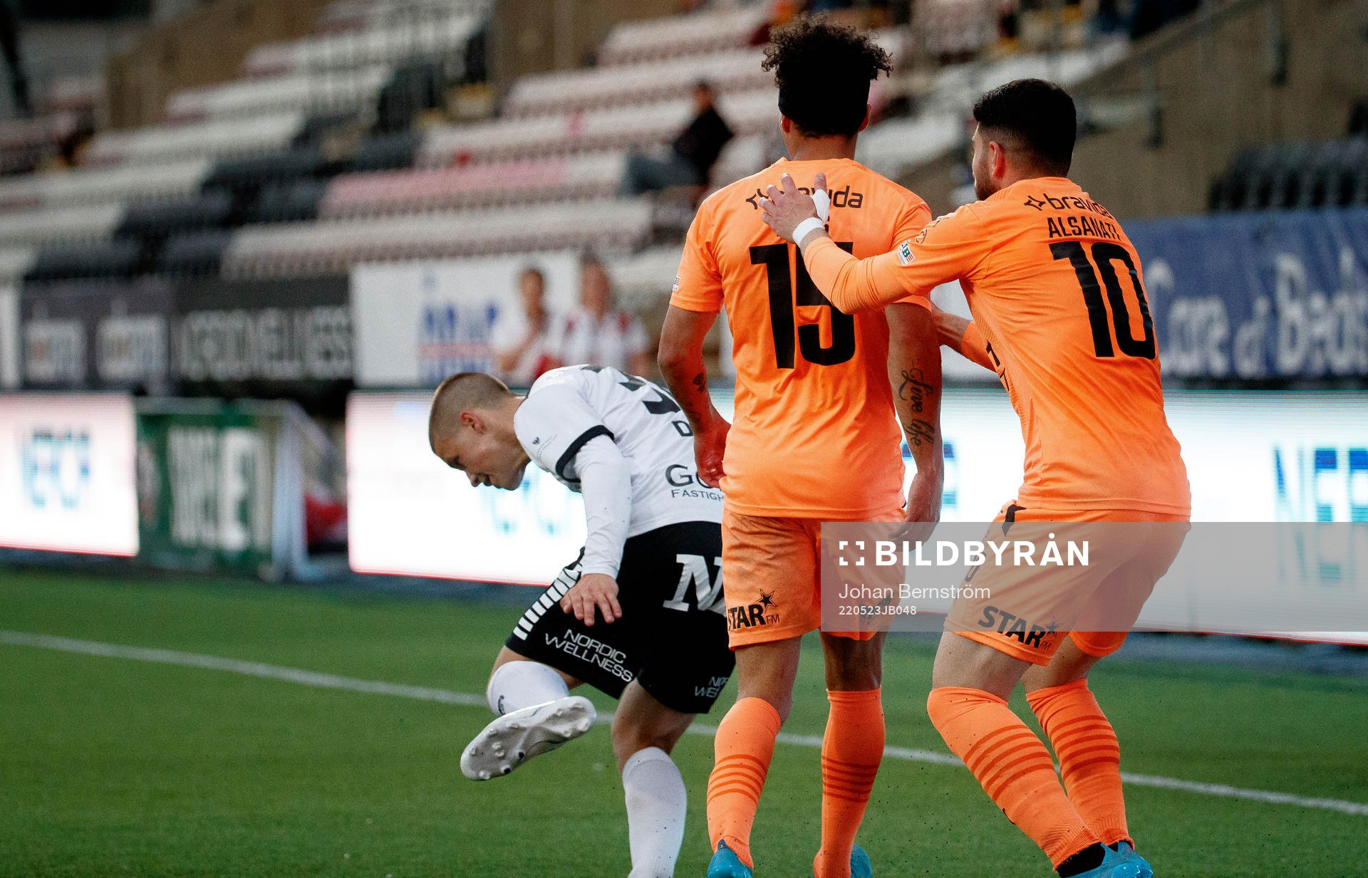 Örebros Samuel Dahl blir knuffad i ryggen av AFC
