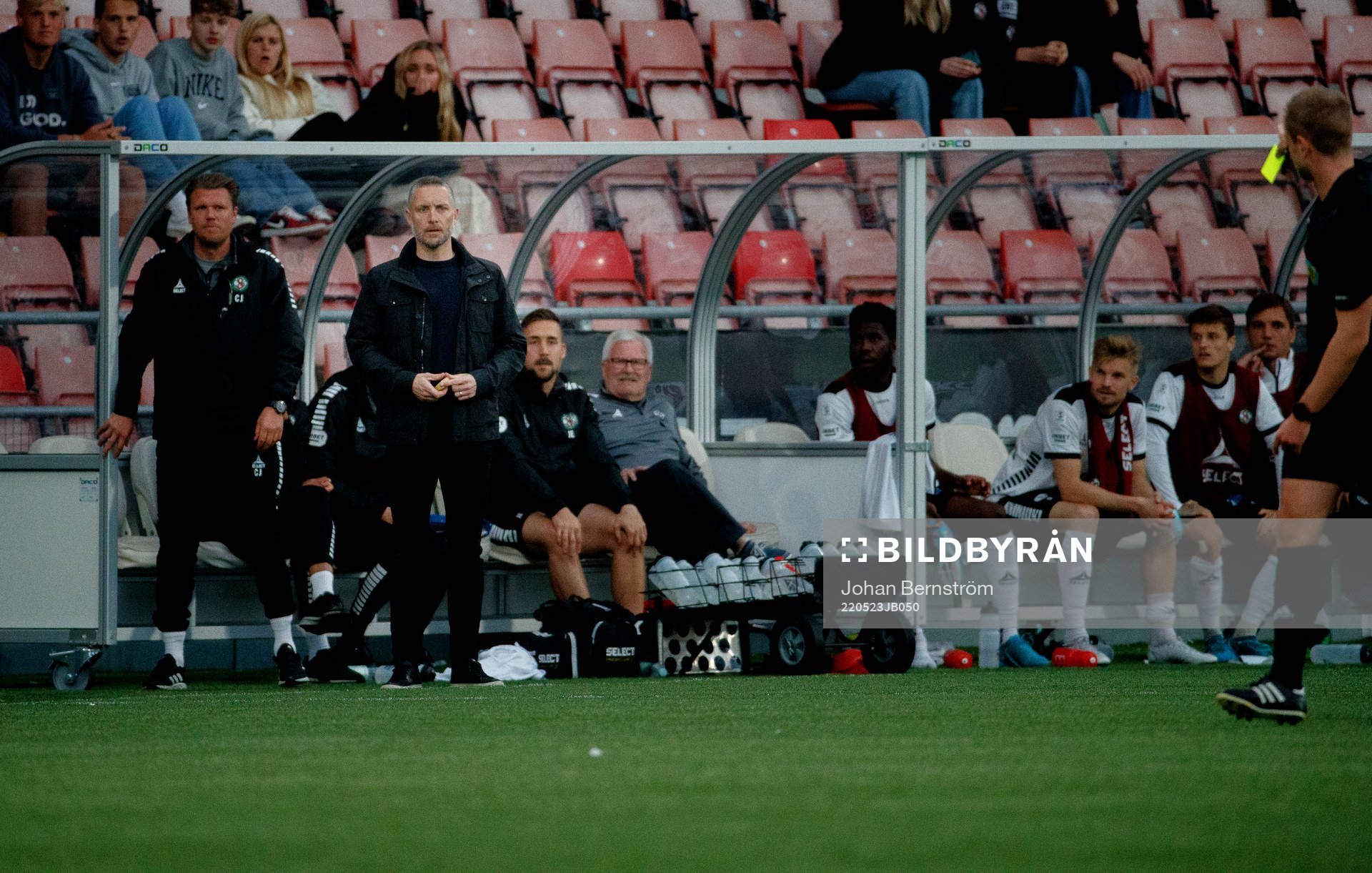 Örebros tränare Axel Kjäll får gult kort under fotbollsmatchen i Superettan mellan Örebro och AFC Eskilstuna den 23 maj 2022 i Örebro.