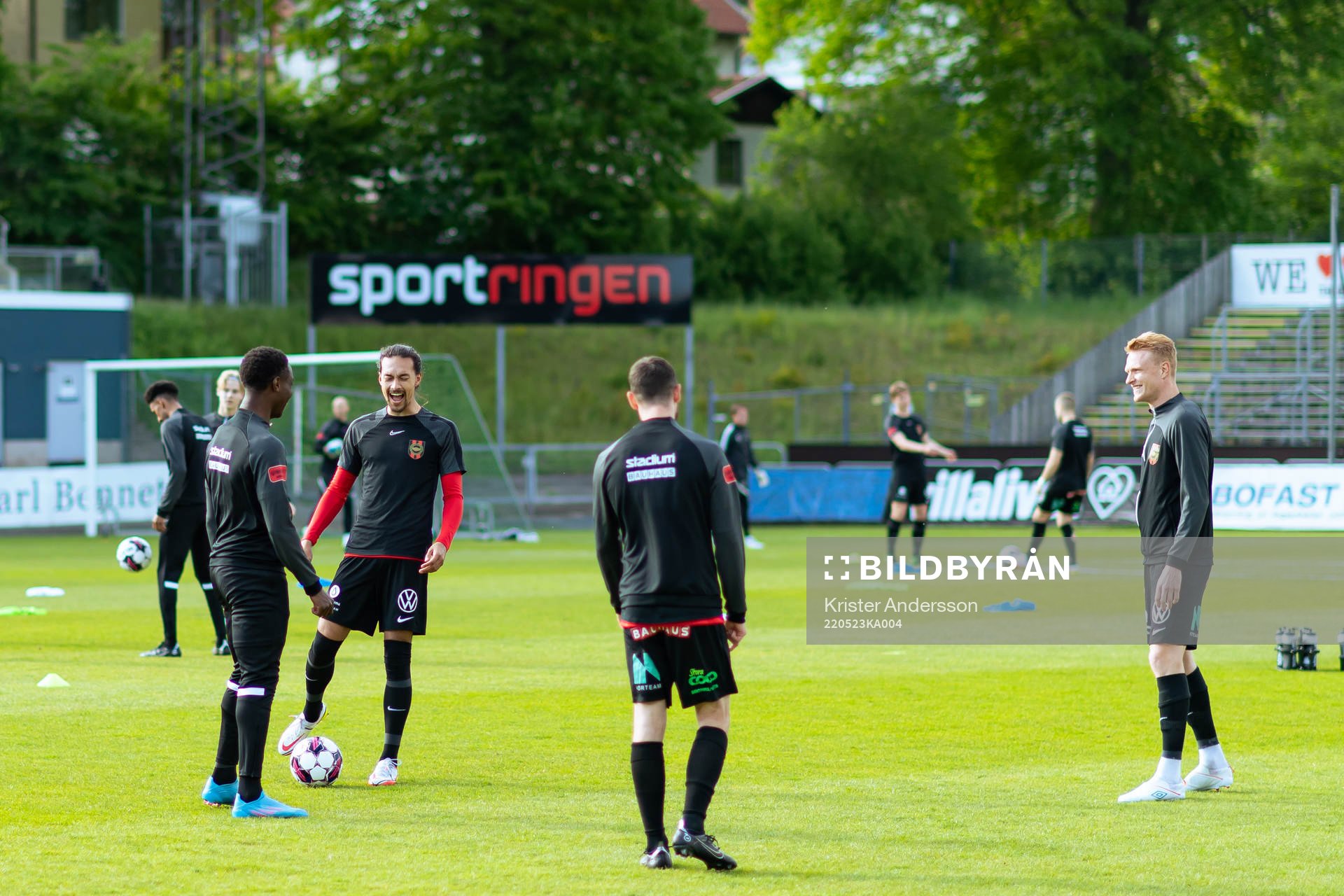 Brommapojkarnas spelare värmer upp före fotbollsmatchen i