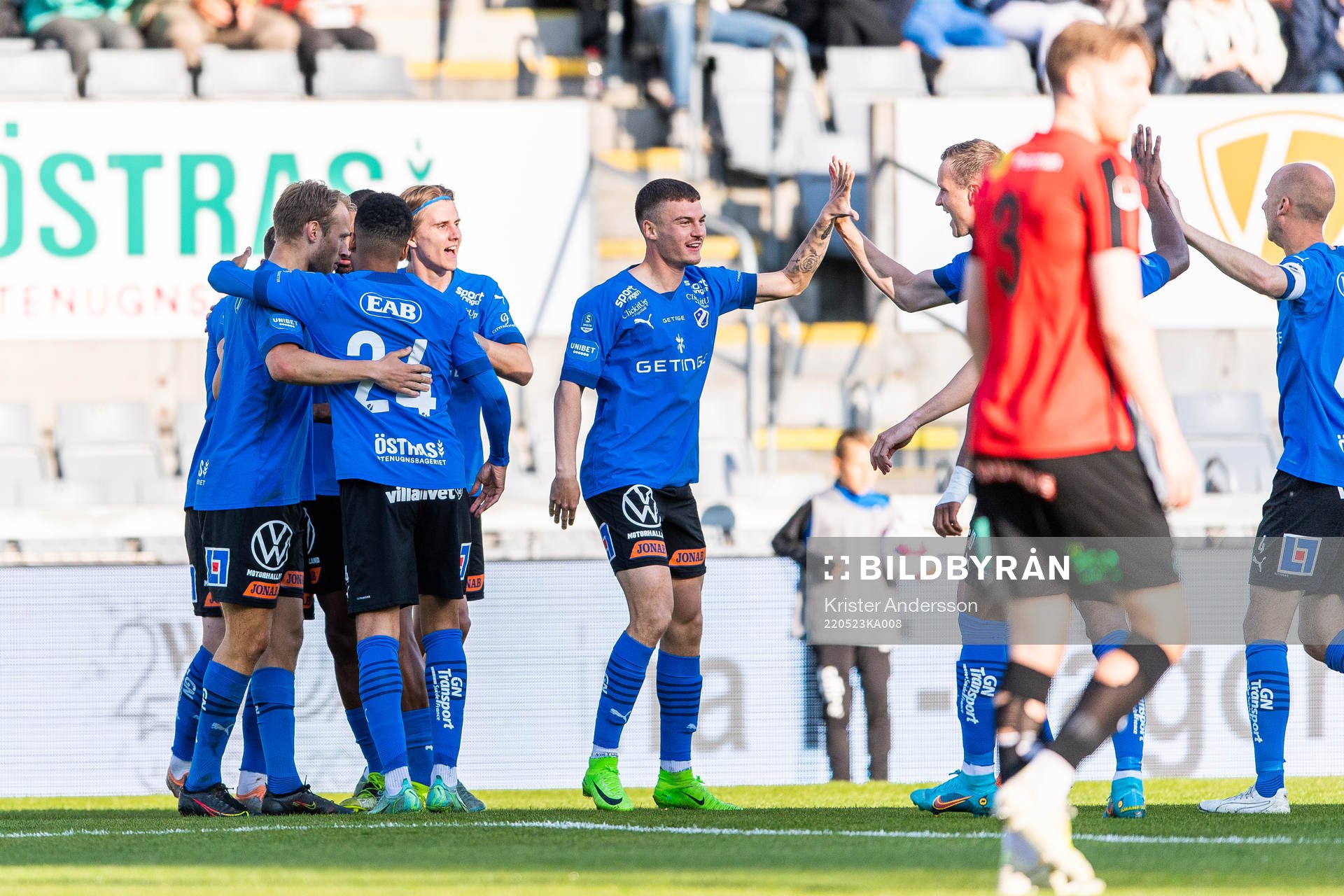 Halmstads Samuel Kroon jublar med lagkamrater