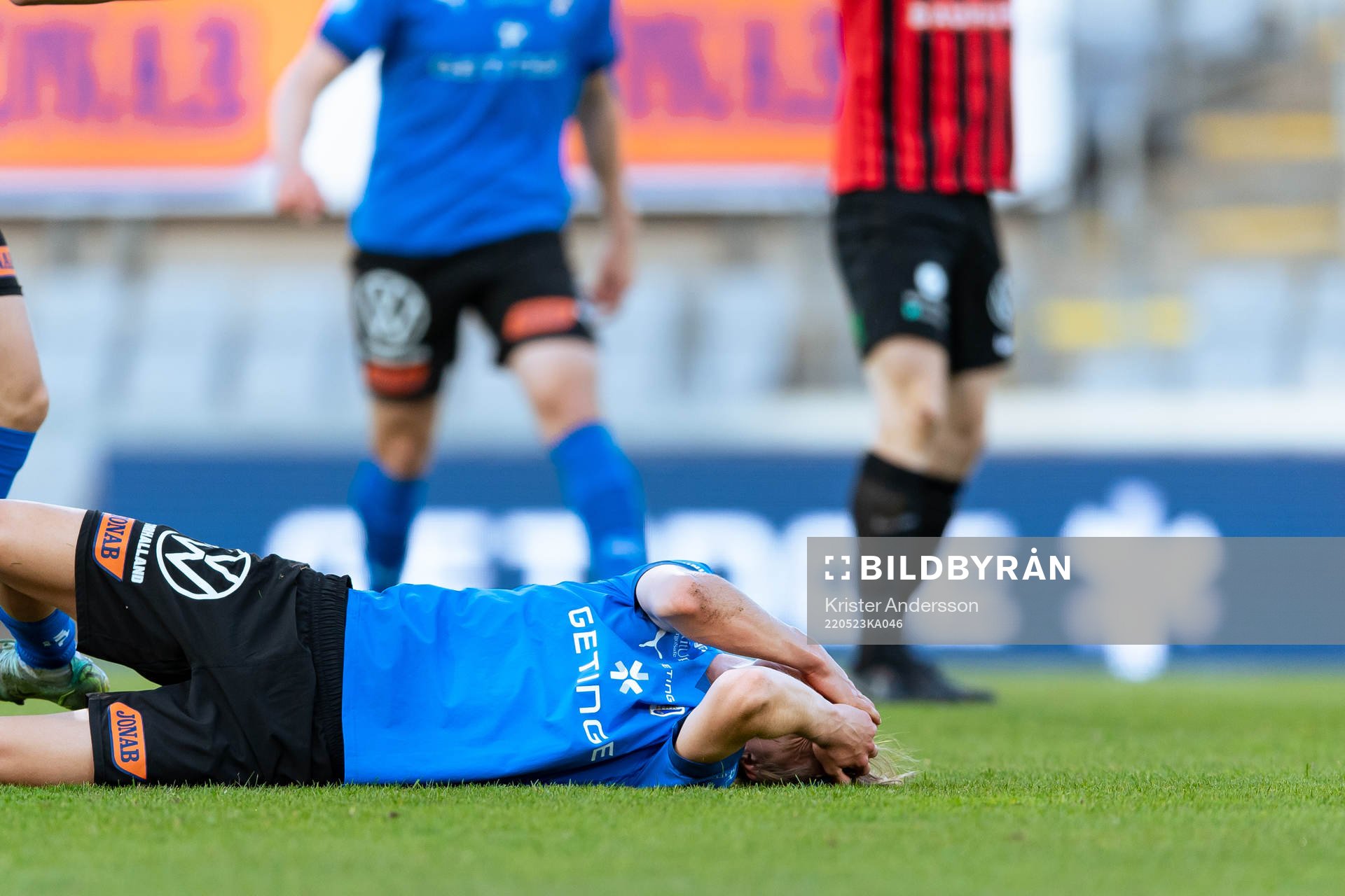 Halmstads Erik Ahlstrand har ont under fotbollsmatchen i Superettan mellan Halmstad och Brommapojkarna den 23 maj 2022 i Halmstad. 