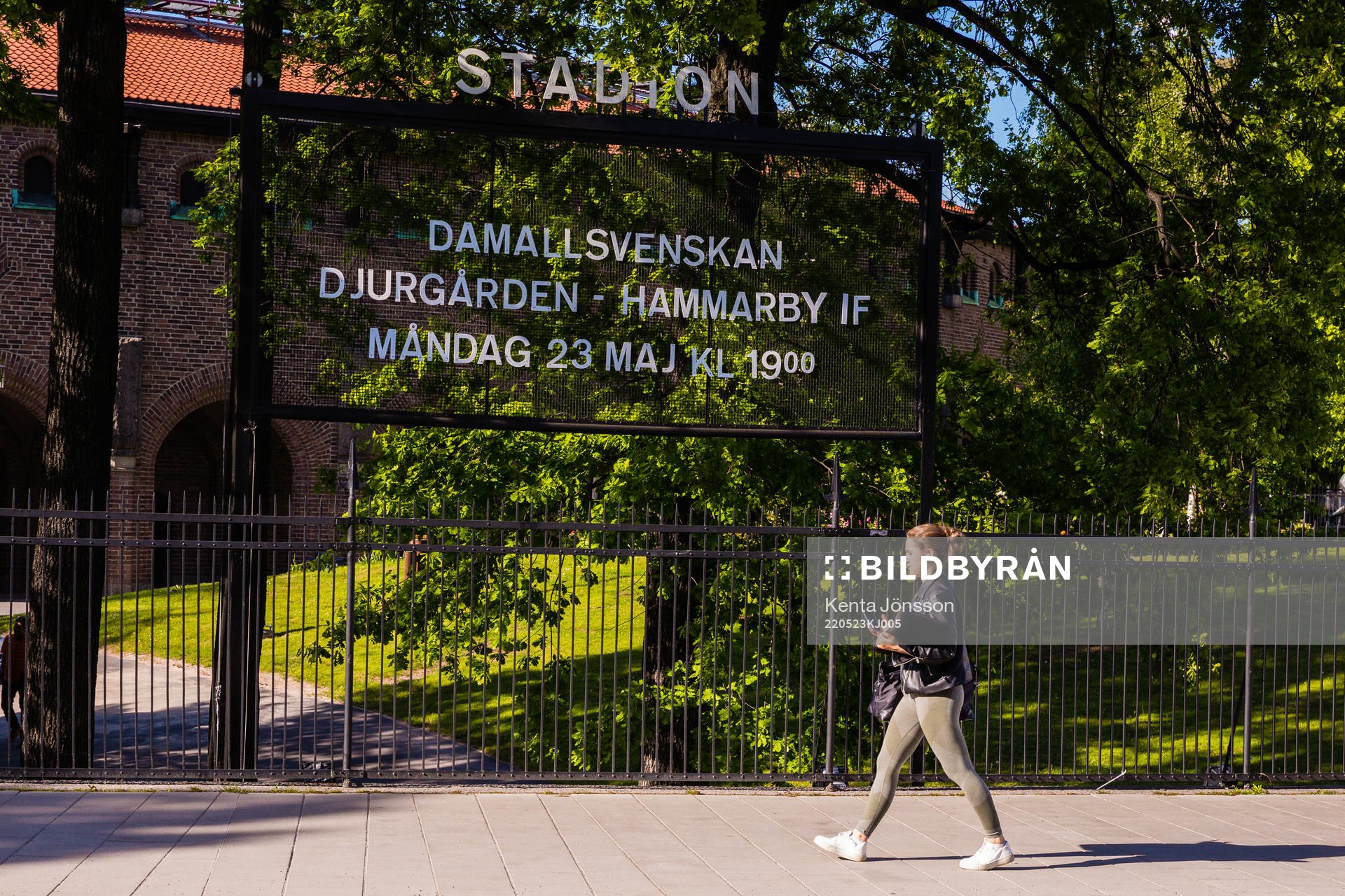 Dagens match annonseras på en skylt utanför Stockholms stadion inför fotbollsmatchen i Damallsvenskan mellan Djurgården och Hammarby den 23 maj 2022 i Stockholm.