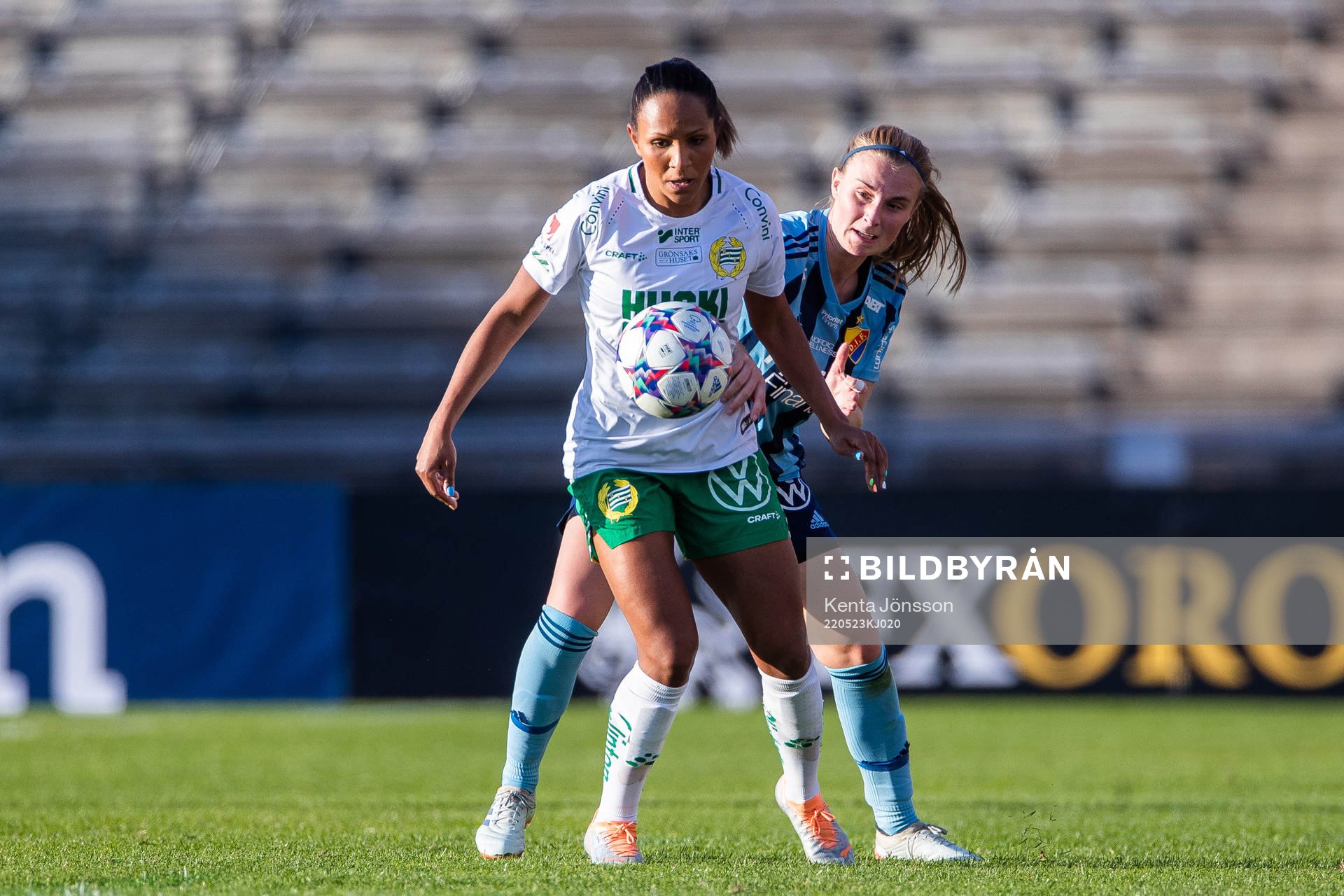 Hammarbys Madelen Janogy och Djurgårdens Kamilla Lilhammer