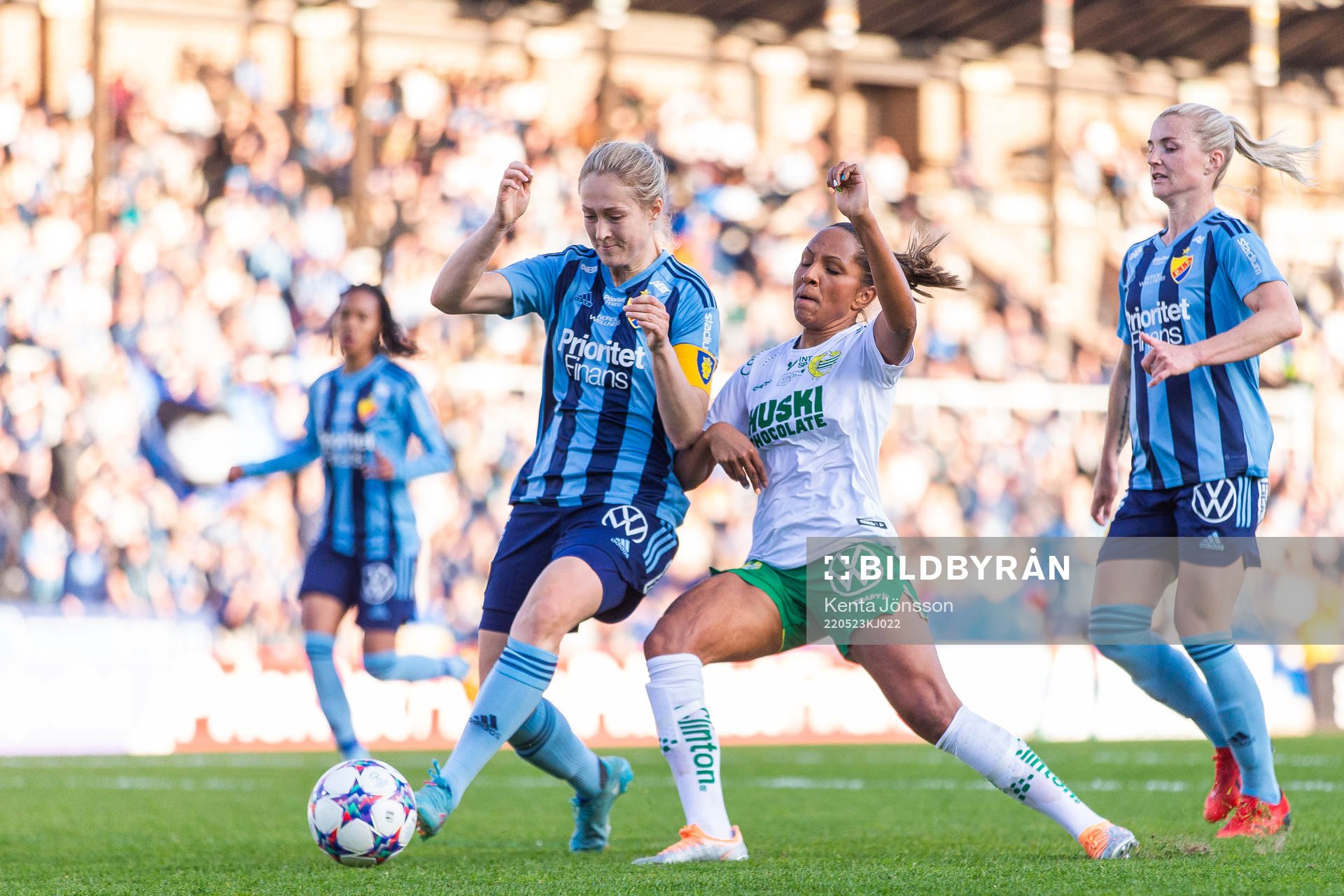 Djurgårdens Sanna Kullberg och Hammarbys Madelen Janogy