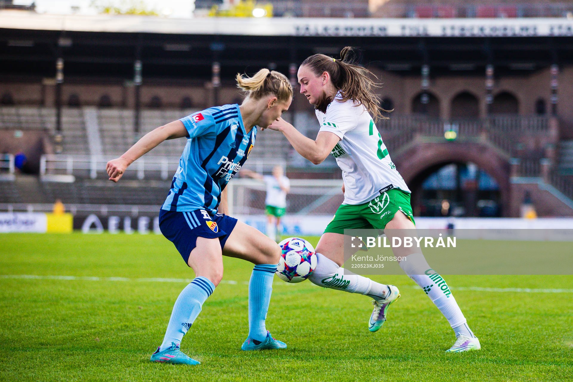 Djurgårdens Emelie Lövgren och Hammarbys Vilde Hasund