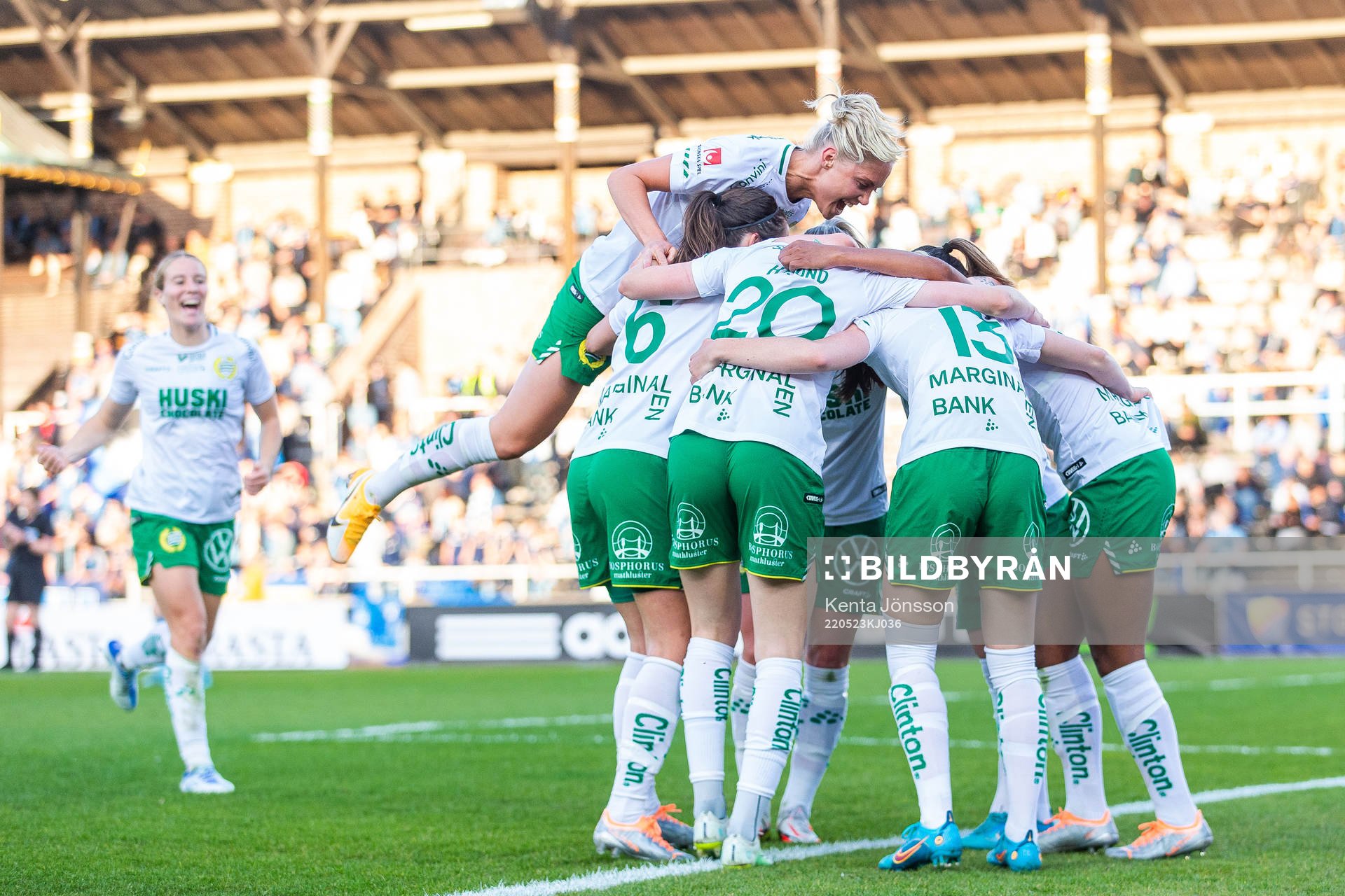Hammarbys Vilde Hasund jublar med lagkamrater