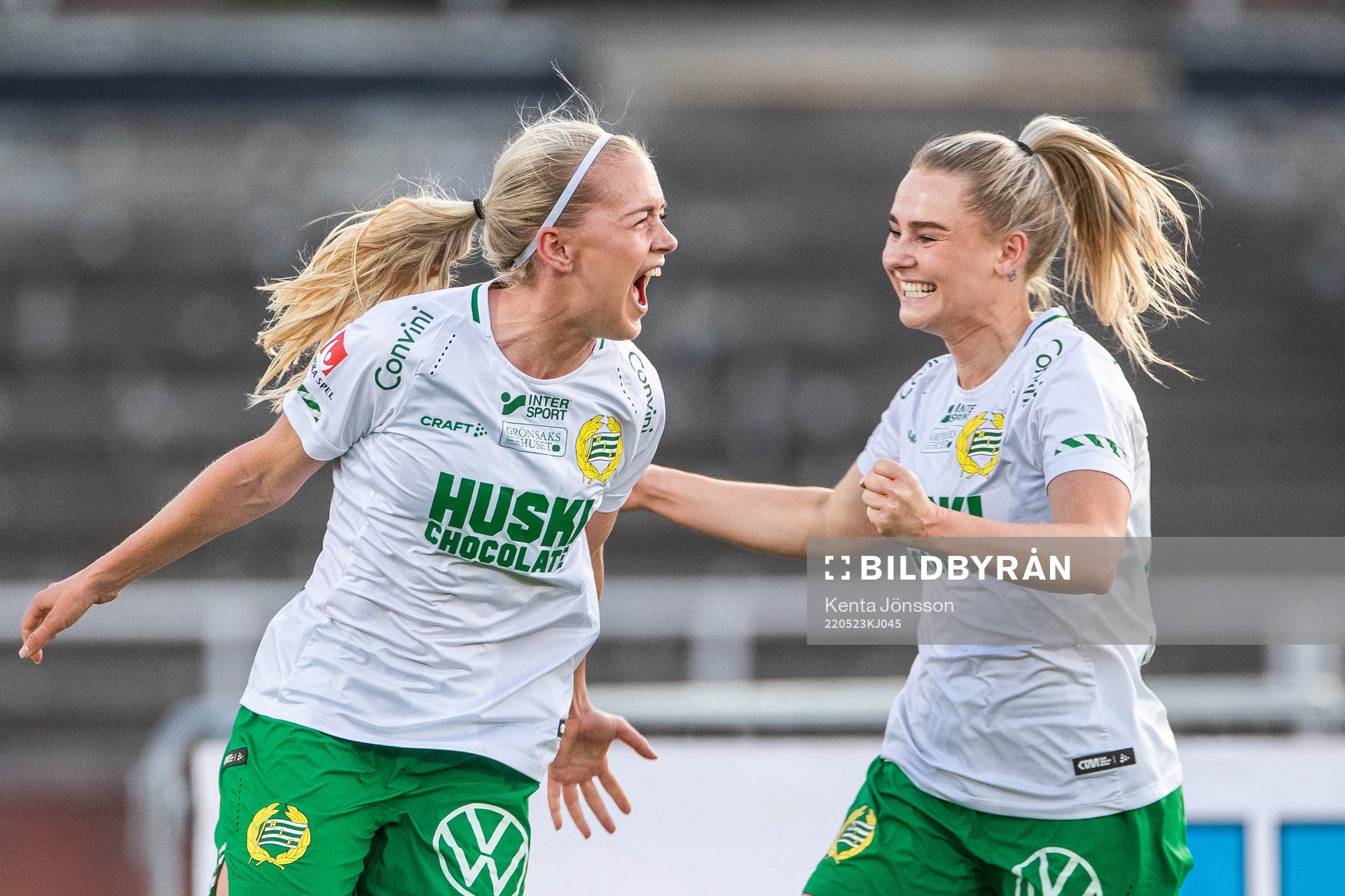 Hammarbys Elsa Karlsson jublar med Emma Jansson efter att hon gjort 1-2 under fotbollsmatchen i Damallsvenskan mellan Djurgården och Hammarby den 23 maj 2022 i Stockholm.