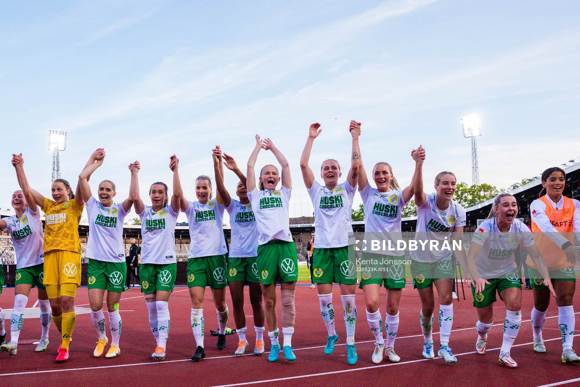 Hammarbys spelare jublar efter  fotbollsmatchen i Damallsvenskan mellan Djurgården och Hammarby den 23 maj 2022 i Stockholm. 