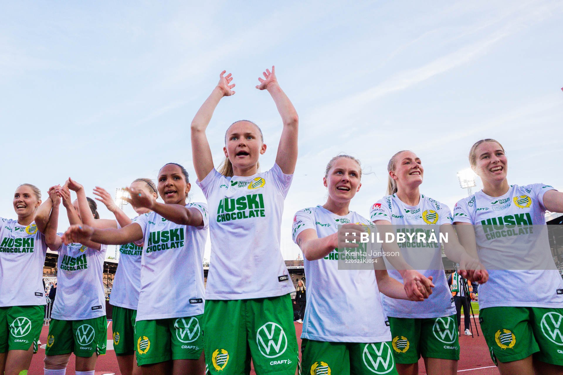 Hammarbys Madelen Janogy, Matilda Vinberg, Emilia Larsson, Sara Eriksson och Courtney Nevin jublar efter fotbollsmatchen i Damallsvenskan mellan Djurgården och Hammarby den 23 maj 2022 i Stockholm.