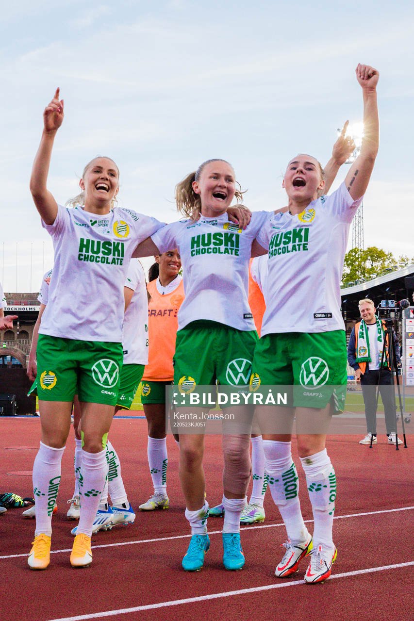 Hammarbys Alice Carlsson, Matilda Vinberg och Emma Jansson fotbollsmatchen i Damallsvenskan mellan Djurgården och Hammarby den 23 maj 2022 i Stockholm.