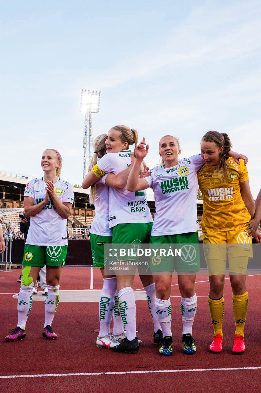 Hammarbys Adelina Engman, Eva Nyström, Ellen Gibson och målvakt Anna Tamminen jublar efter under fotbollsmatchen i Damallsvenskan mellan Djurgården och Hammarby den 23 maj 2022 i Stockholm.