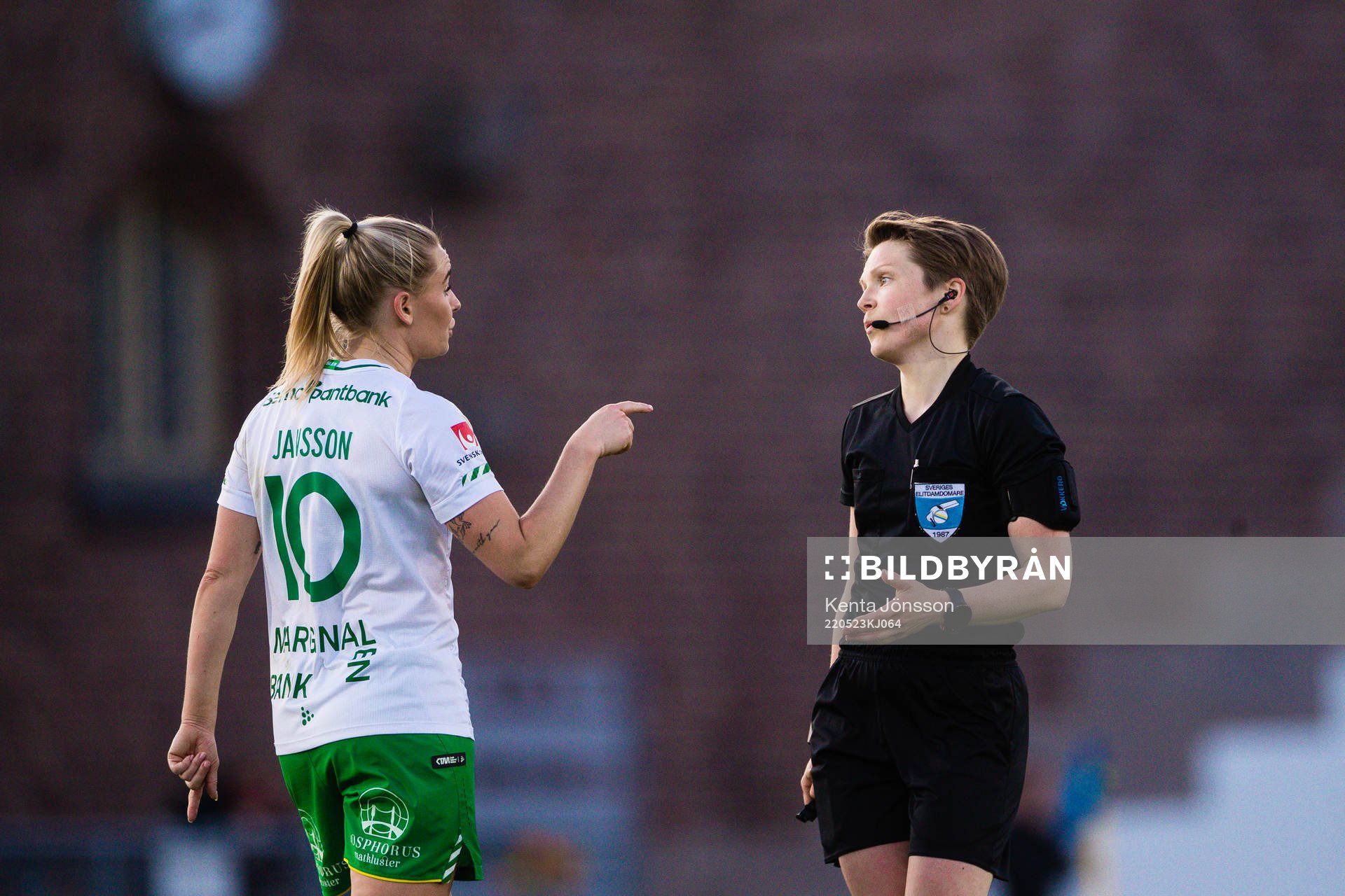 Hammarbys Emma Jansson och domare Sara Wiinikka