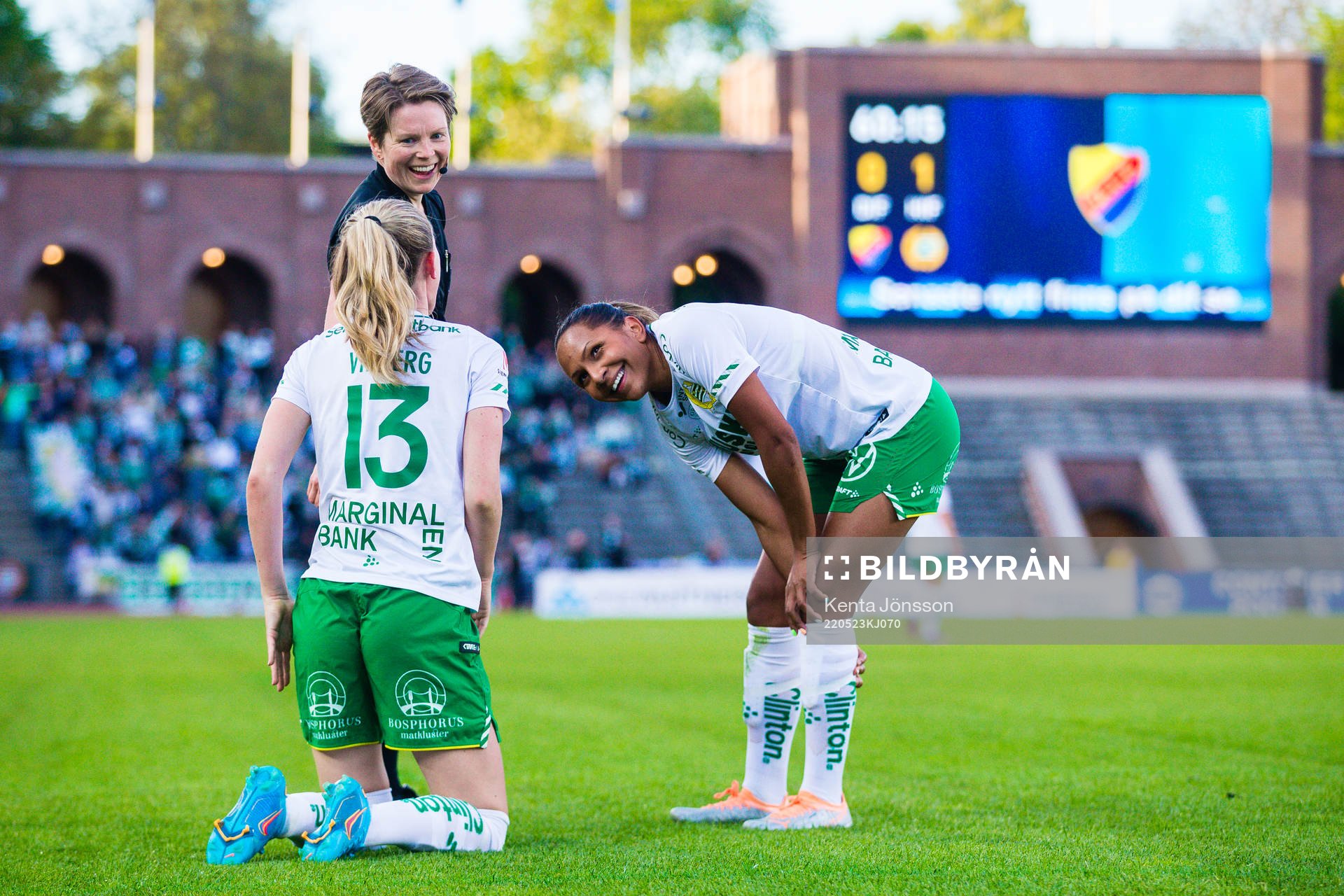 Hammarbys Matilda Vinberg och Madelen Janogy med domare