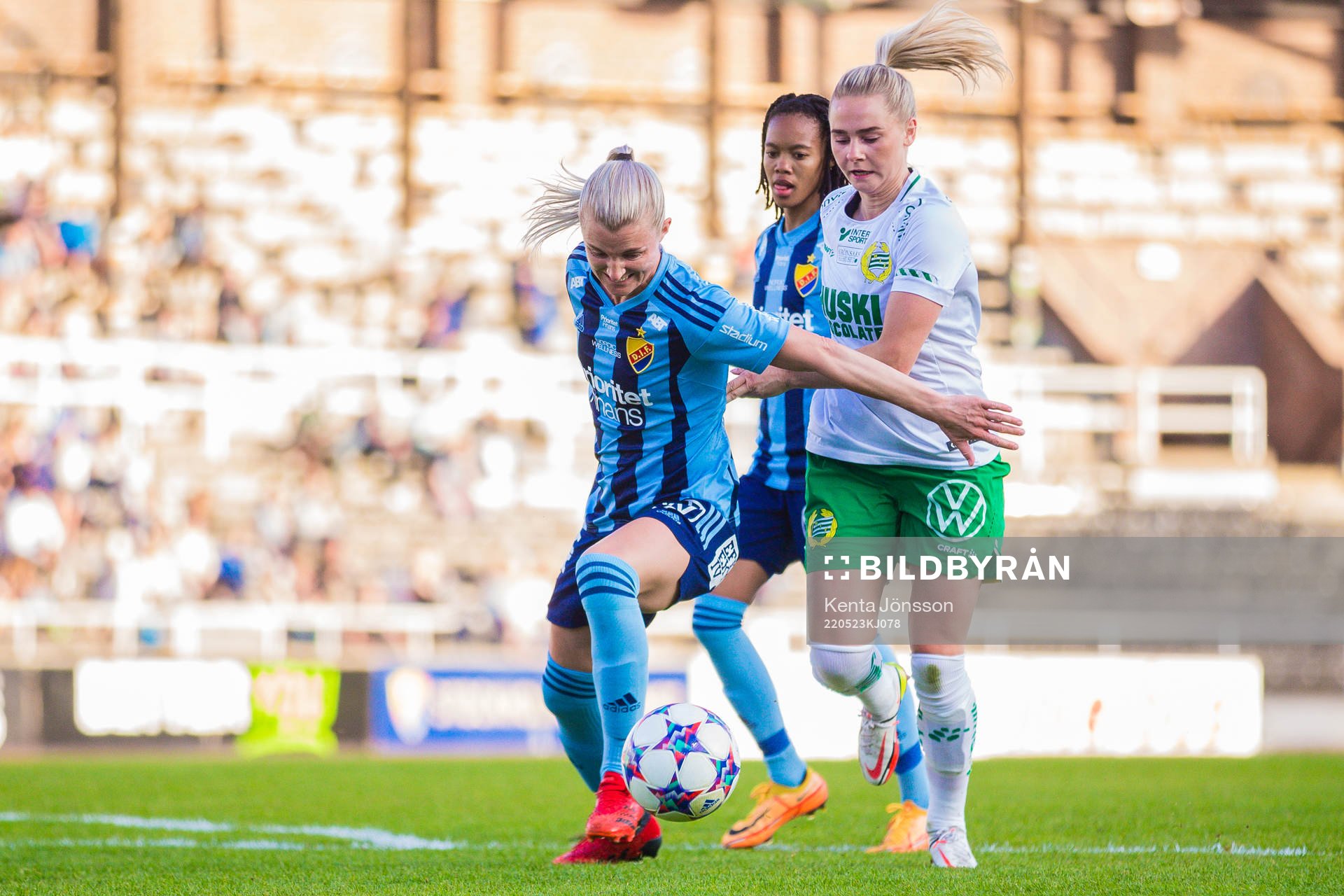 Djurgårdens Emelie Lövgren och Hammarbys Emma Jansson