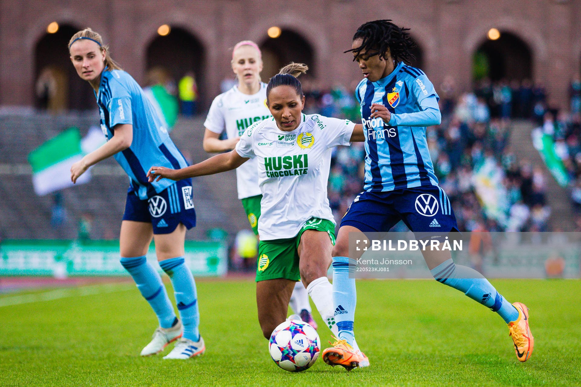 Hammarbys Madelen Janogy och Djurgårdens Linda Maserame