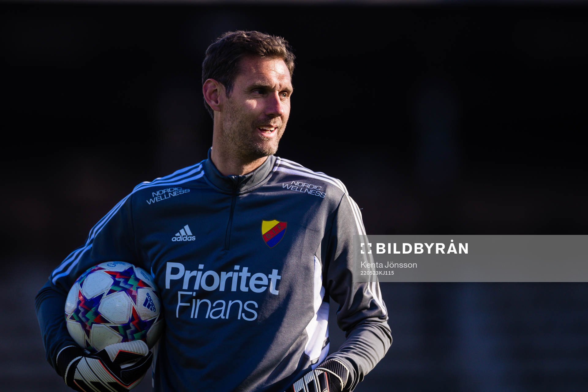 Djurgårdens målvaktstränare Andreas Isaksson under uppvärmningen inför fotbollsmatchen i Damallsvenskan mellan Djurgården och Hammarby den 23 maj 2022 i Stockholm.