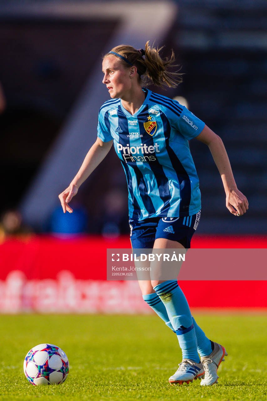 Djurgårdens Kamilla Lilhammer Karlsen under fotbollsmatchen i Damallsvenskan mellan Djurgården och Hammarby den 23 maj 2022 i Stockholm.