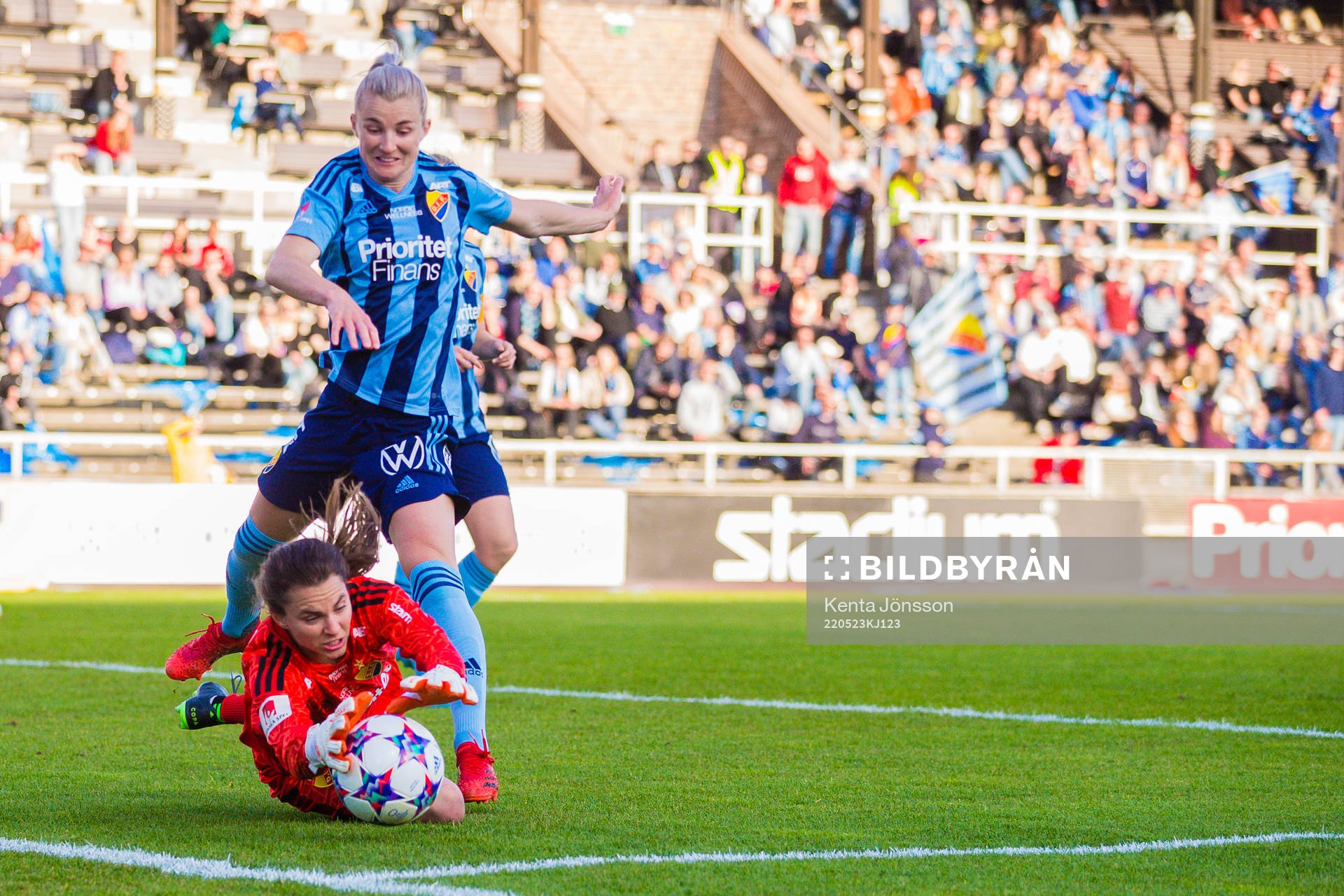 Djurgårdens Emelie Lövgren och målvakt Kelsey Daugherty
