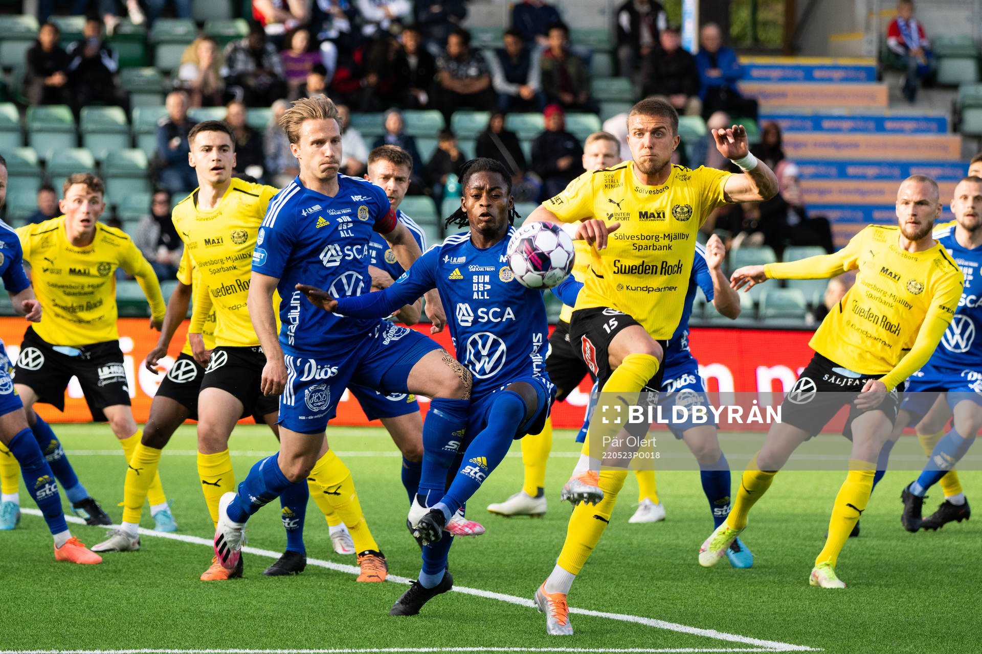 Sundsvalls Ronlado Damus och Mjällbys Ivan Kričak