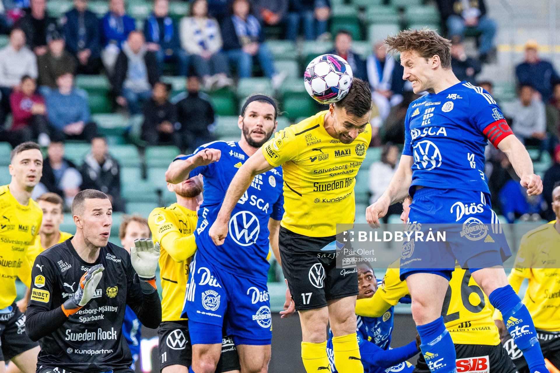 Sundsvalls Daniel Stensson gör 1-1 i kamp med Mjällbys Carlos Moros Gracia under fotbollsmatchen i Allsvenskan mellan GIF Sundsvall och Mjällby den 23 maj 2022 i Sundsvall.