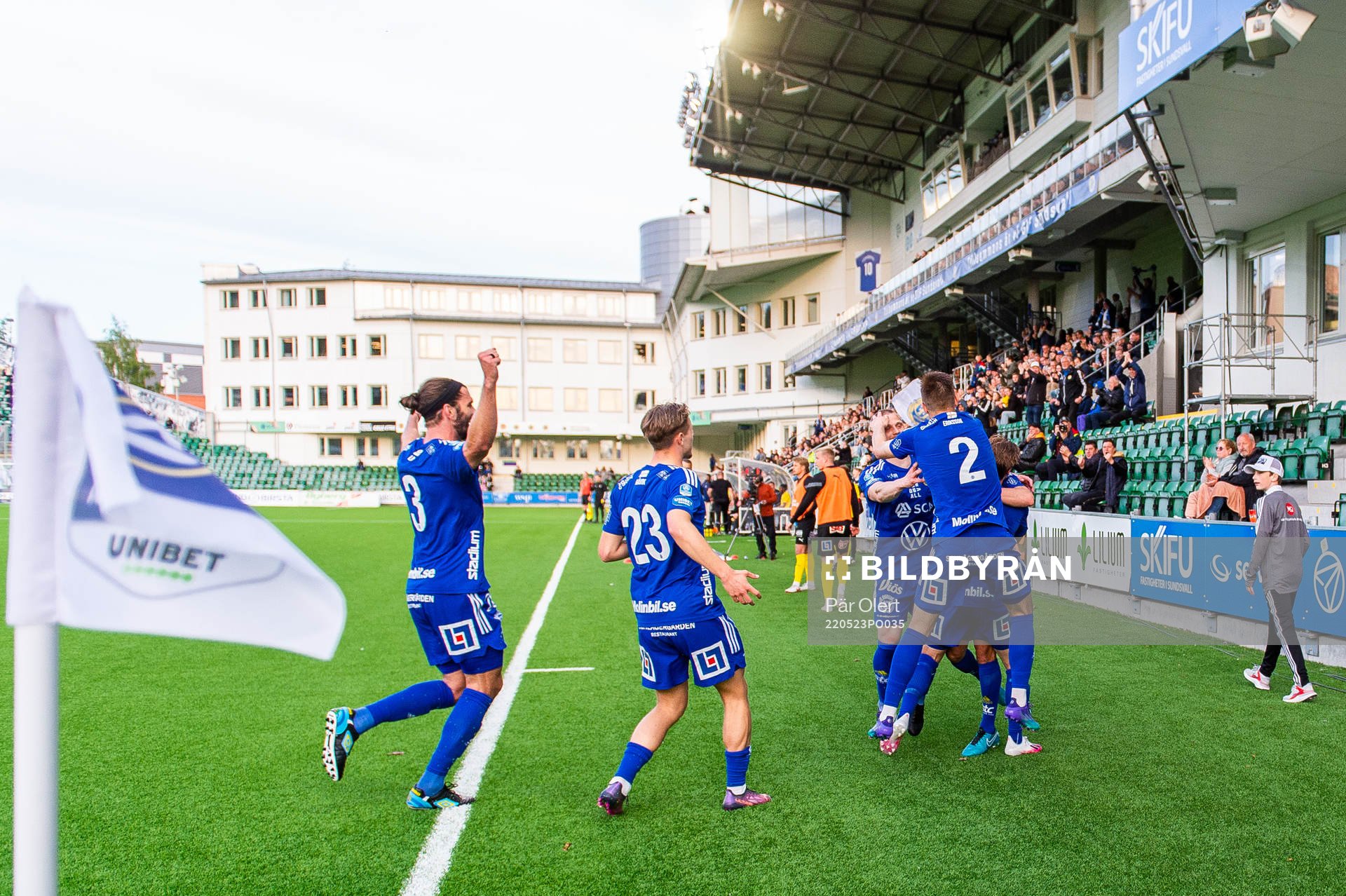 Sundsvalls Daniel Stensson jublar med lagkamrater