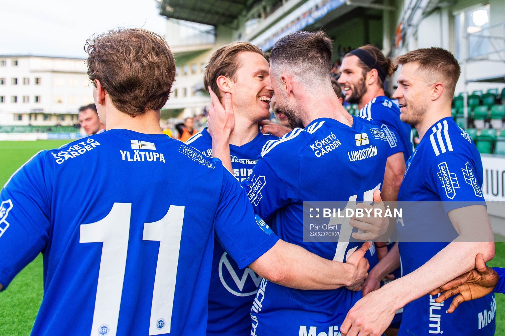 Sundsvalls Daniel Stensson jublar med lagkamrater