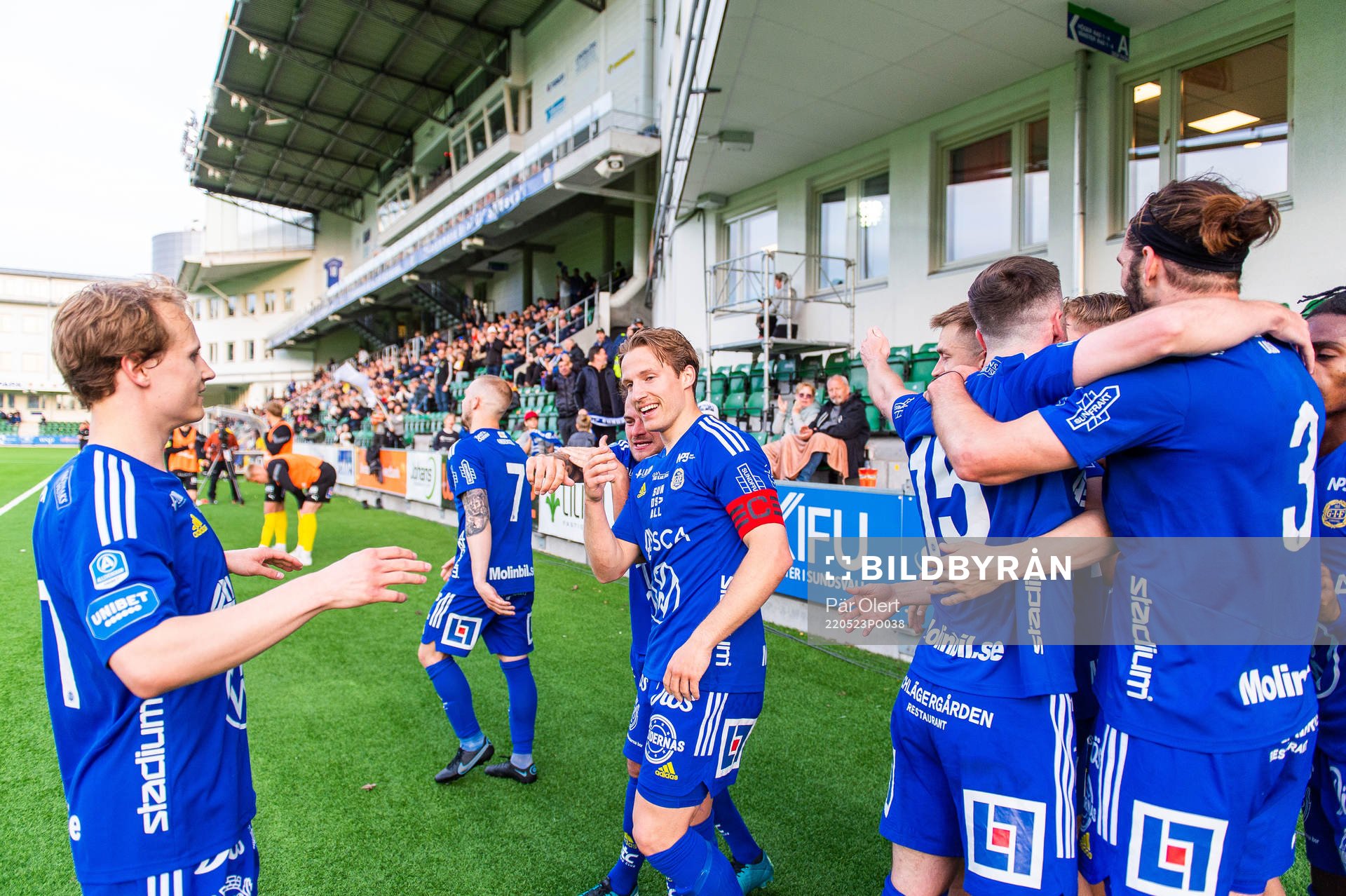Sundsvalls Daniel Stensson jublar med lagkamrater