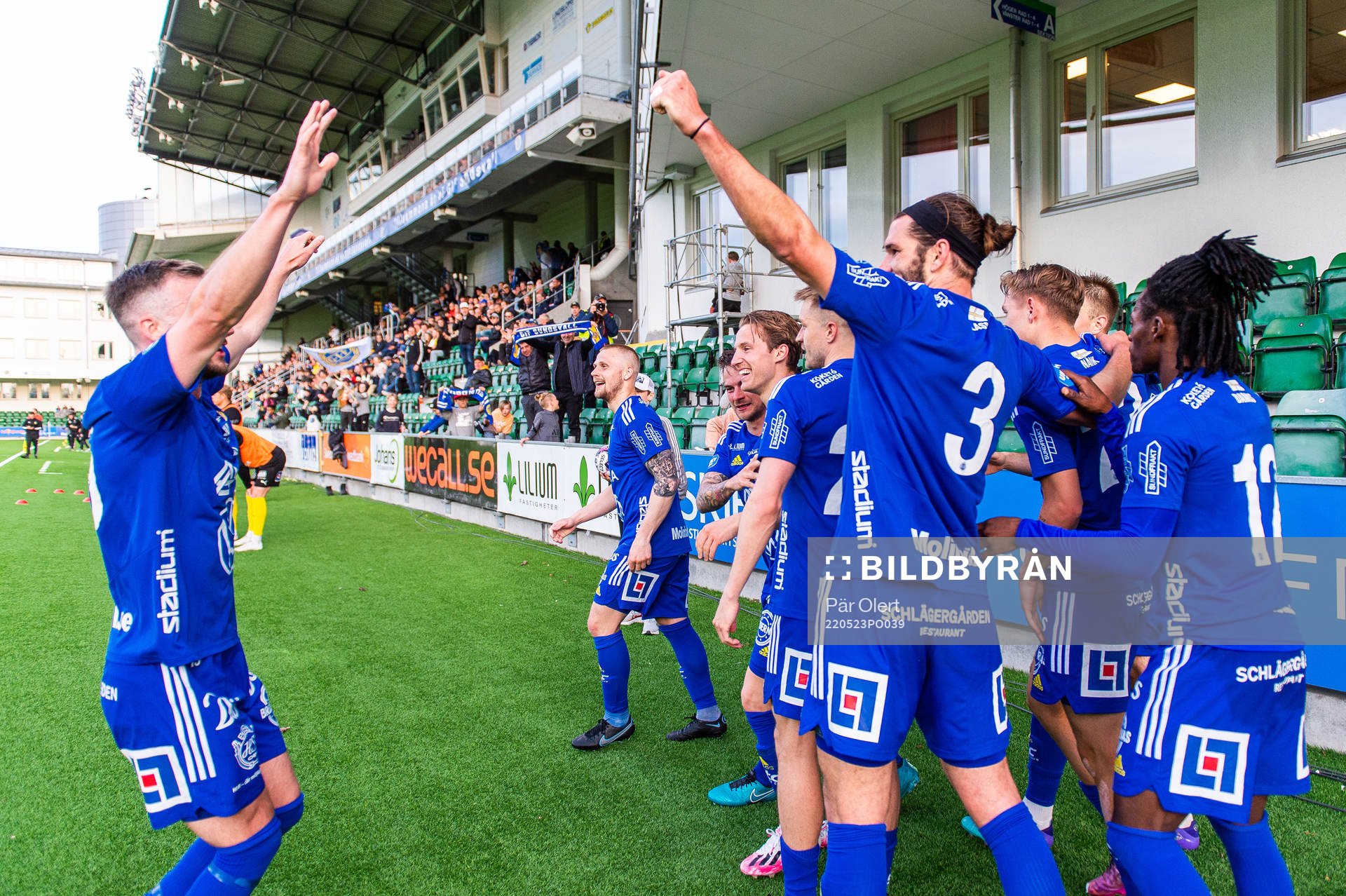 Sundsvalls Daniel Stensson jublar med lagkamrater