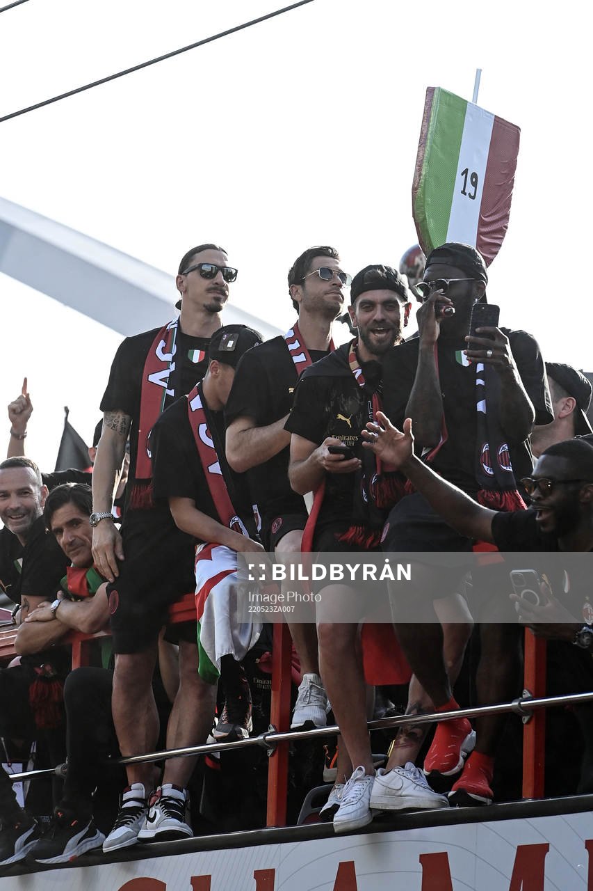 Zlatan Ibrahimovic of Milan celebrates with tema mates