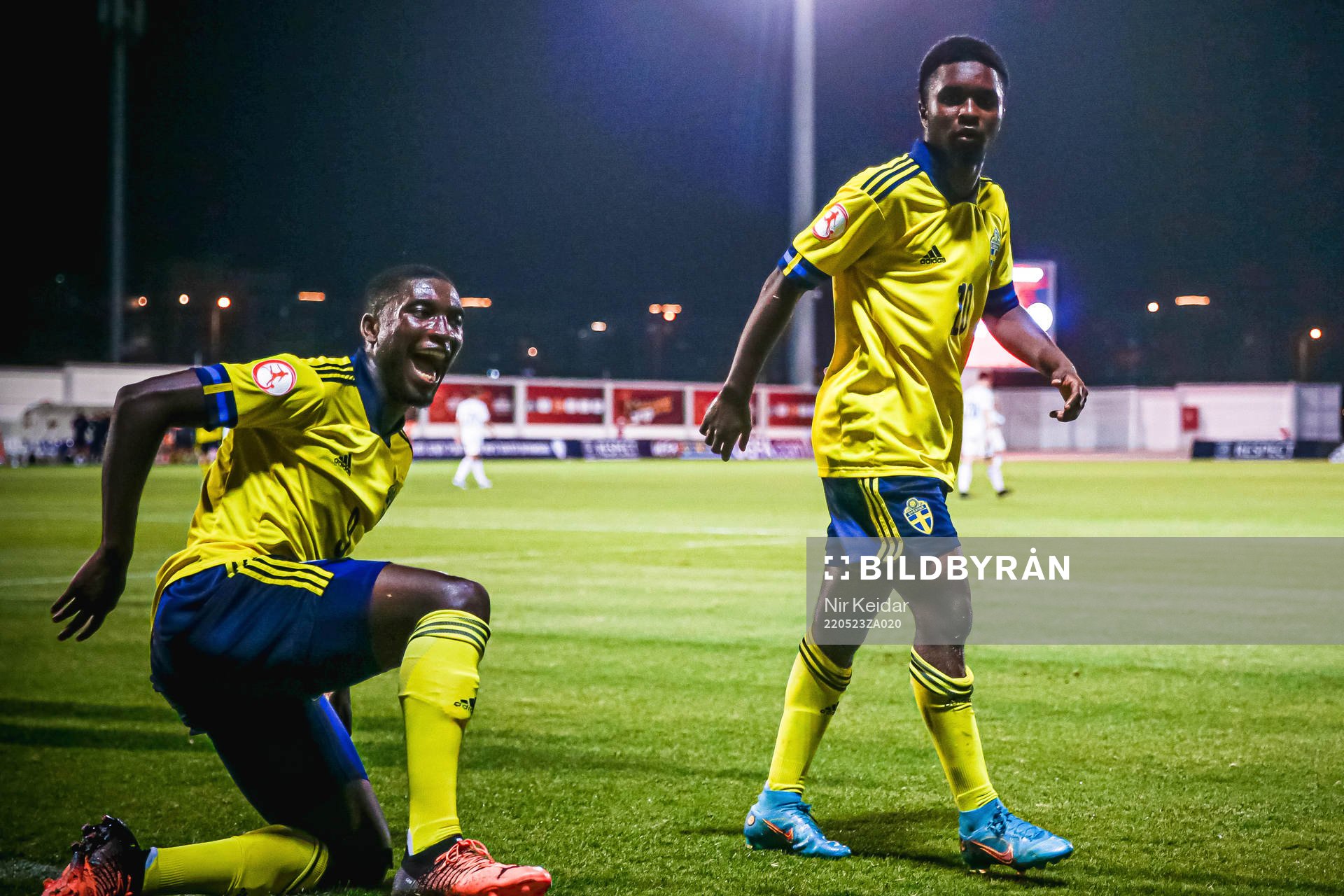Emmanuel Tannor celebrates with Jardell Kanga of Sweden