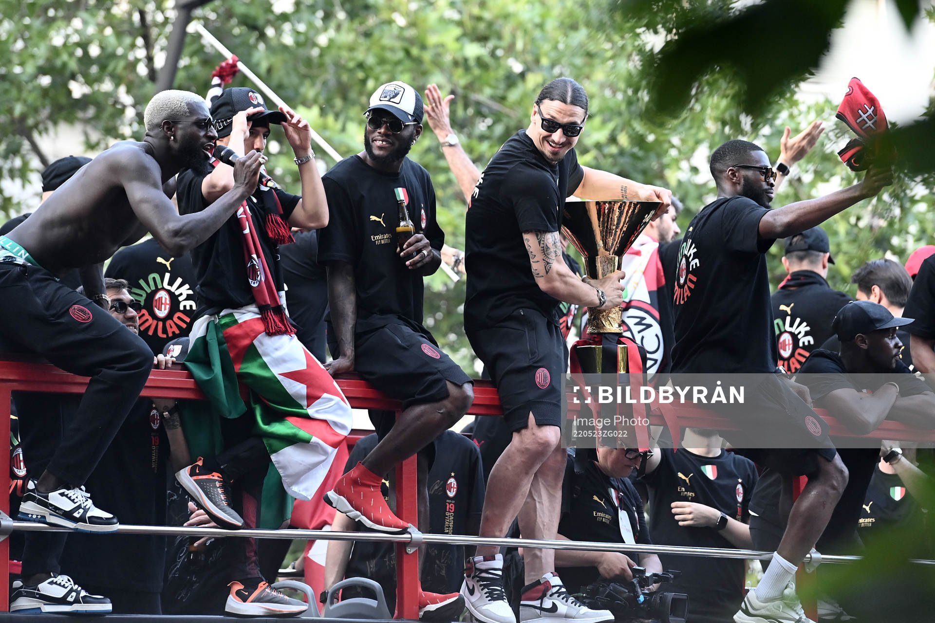 Zlatan Ibrahimovic and Franck Kessié of Milan celebrate