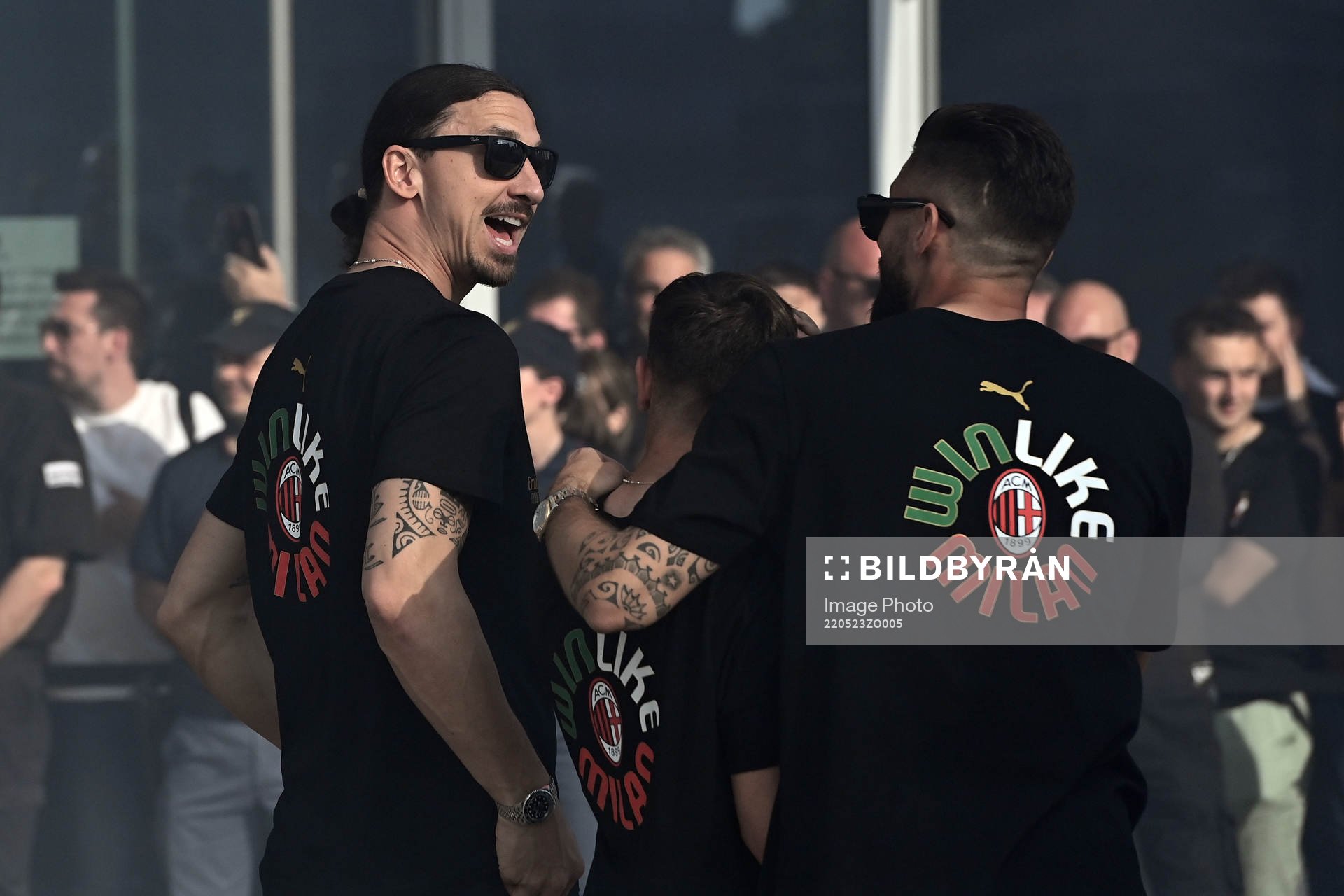 Zlatan Ibrahimovic and Olivier Giroud of Milan celebrate