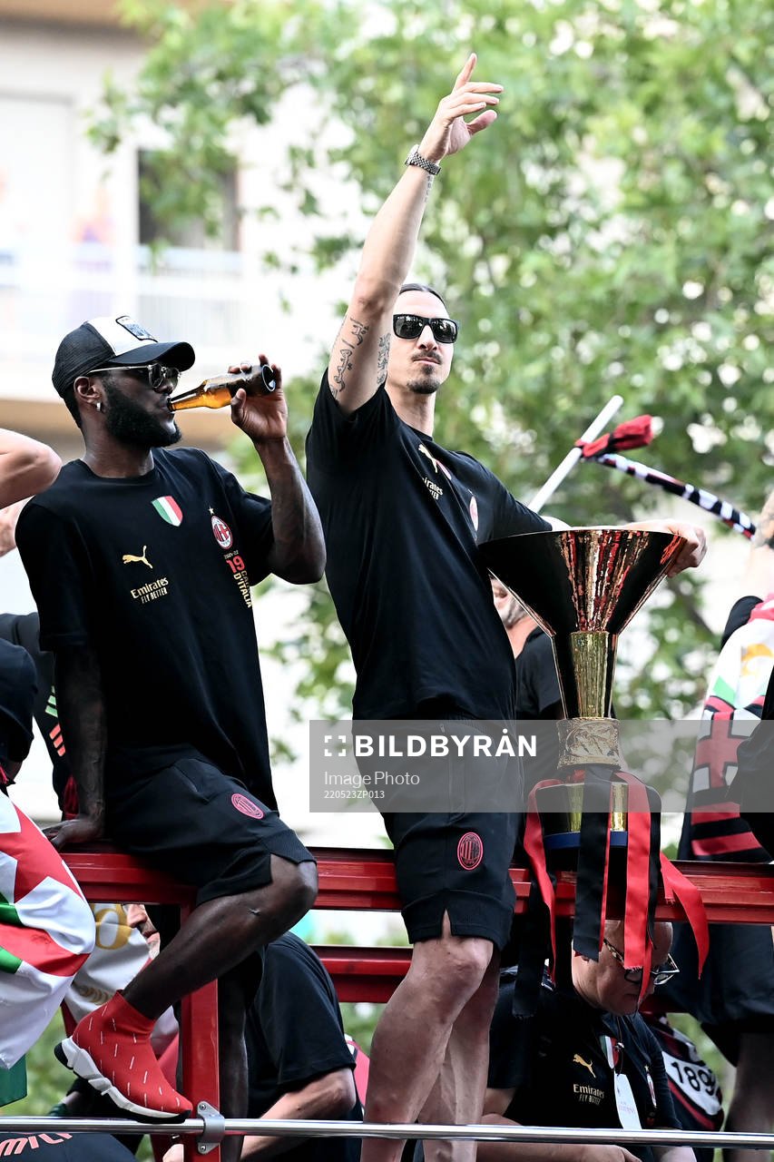 Zlatan Ibrahimovic and Franck Kessié of Milan celebrate