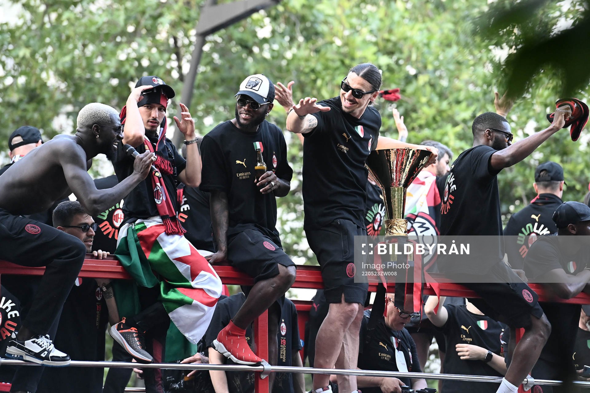 Zlatan Ibrahimovic and Franck Kessié of Milan celebrate