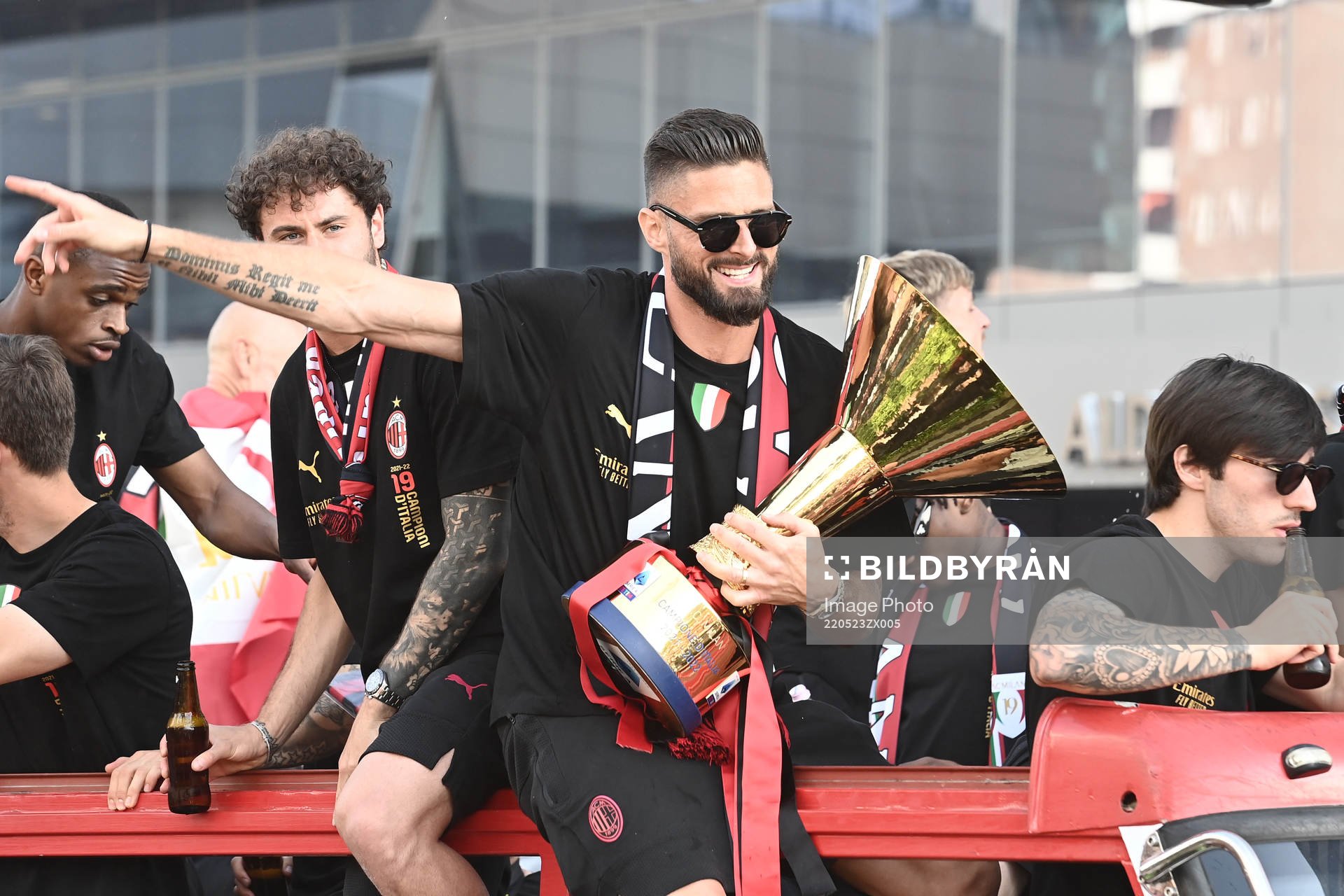 Olivier Giroud of Milan celebrates