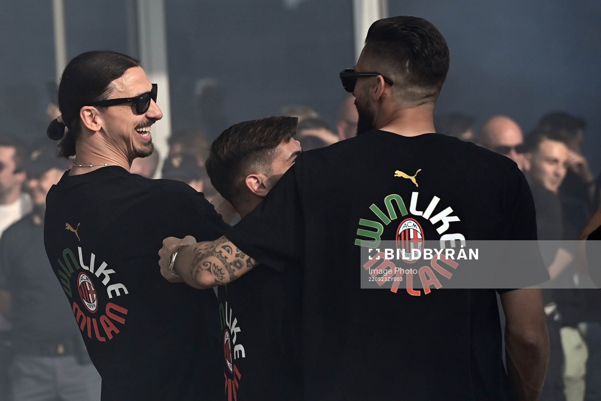 Zlatan Ibrahimovic and Olivier Giroud of Milan celebrate