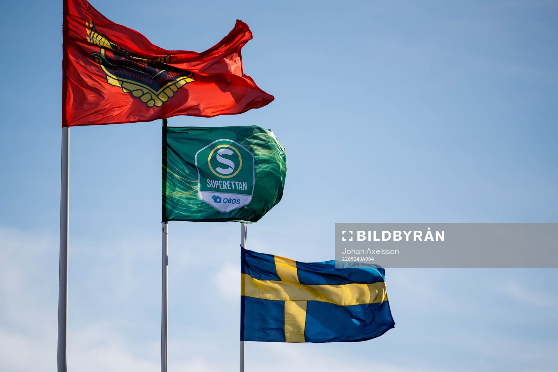 Flagga med Superettans logga på