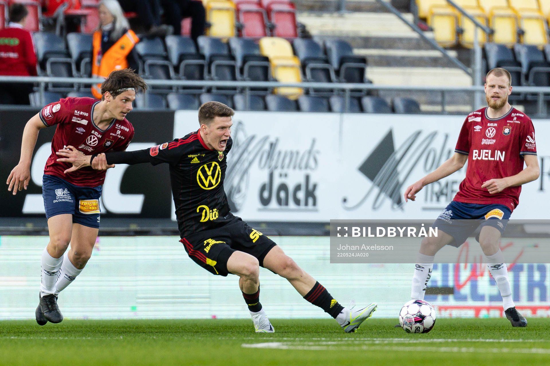 Östersunds Myroslav Mazur i en kamp mot Örgrytes Kevin