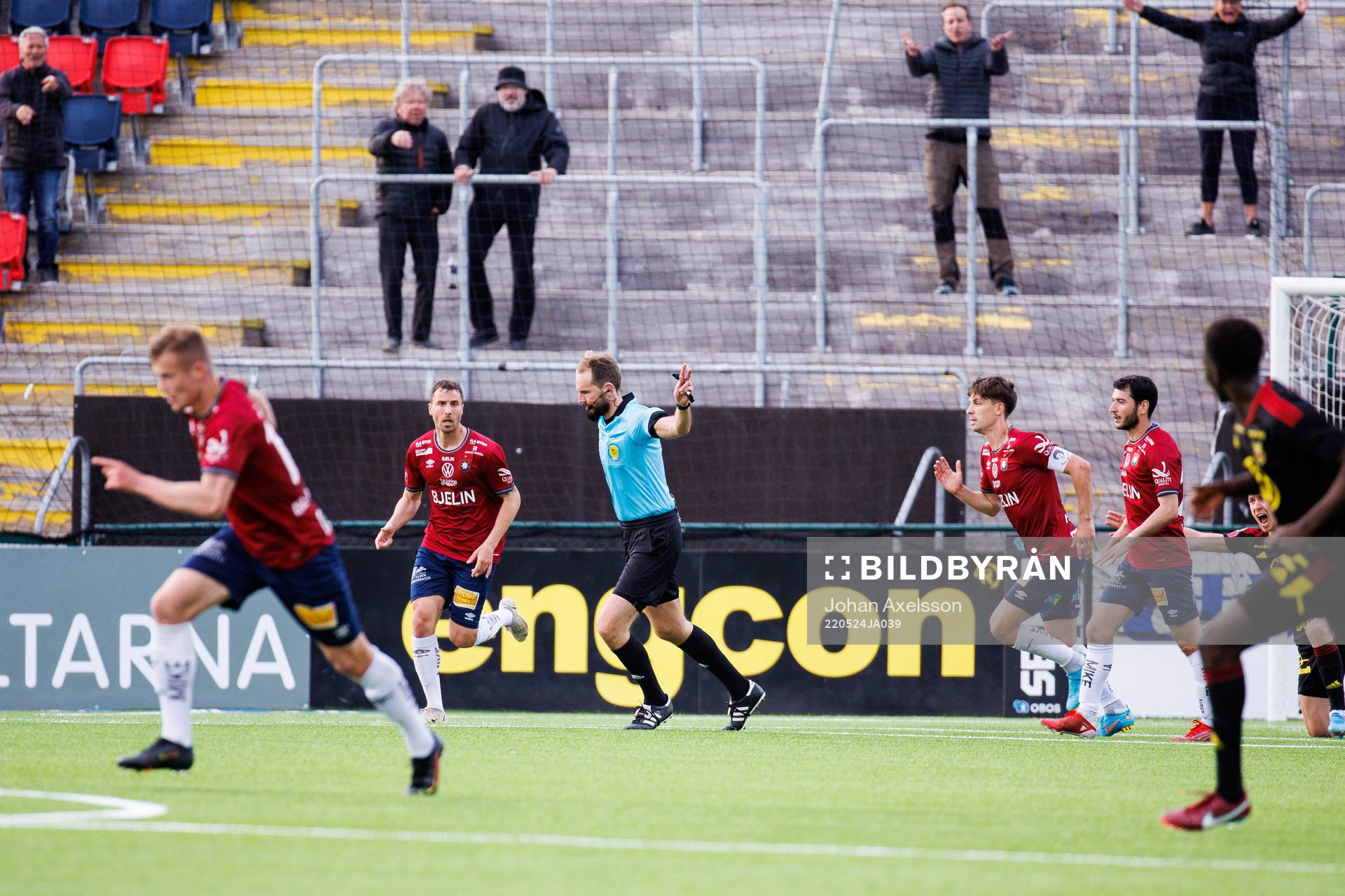 domare Andreas Dufva-Johansson friar vid straffsituation