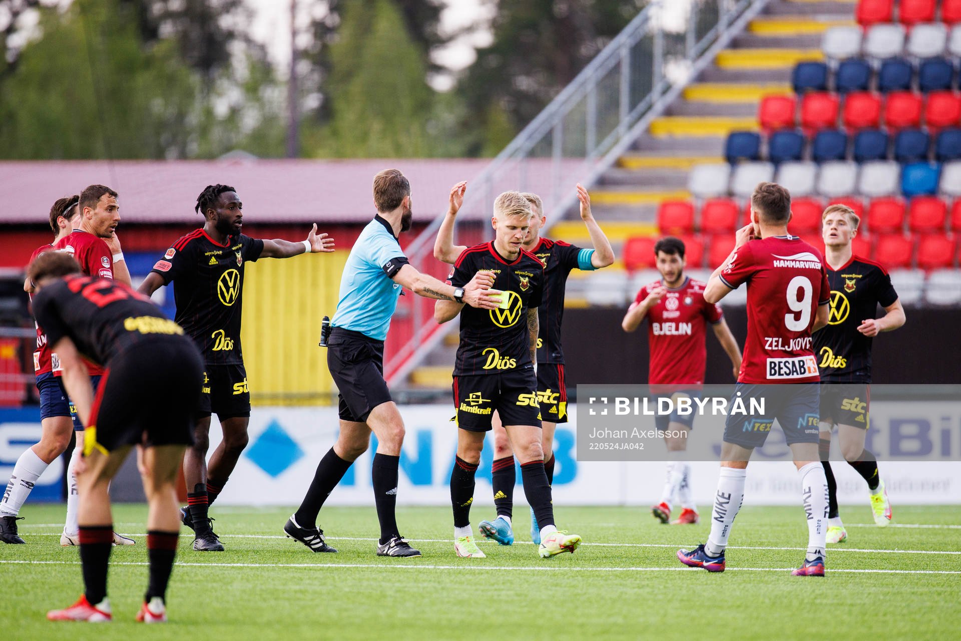 Östersunds André Österholm får gult kort